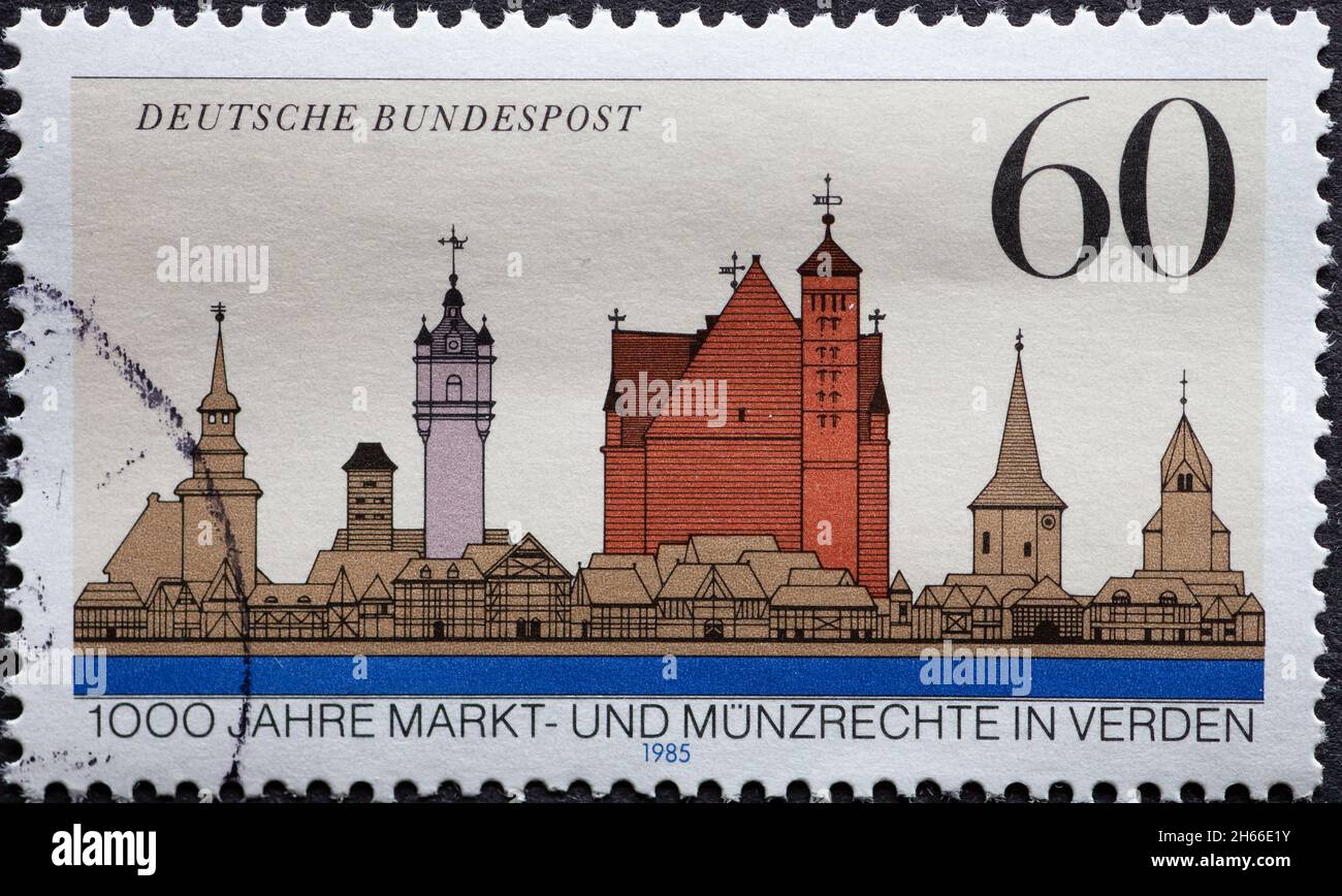 ALLEMAGNE - VERS 1985: Timbre-poste de l'Allemagne, montrant le paysage urbain de Verden.1000 ans de loi de marché et de monnaie Verden (aller) Banque D'Images