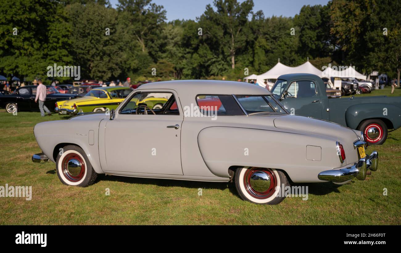 GROSSE POINTE SHORES, MI/États-Unis - 19 SEPTEMBRE 2021 : une voiture Starlight Champion 1950 de Studebaker, spectacle de voitures EyesOn Design, près de Detroit, Michigan. Banque D'Images