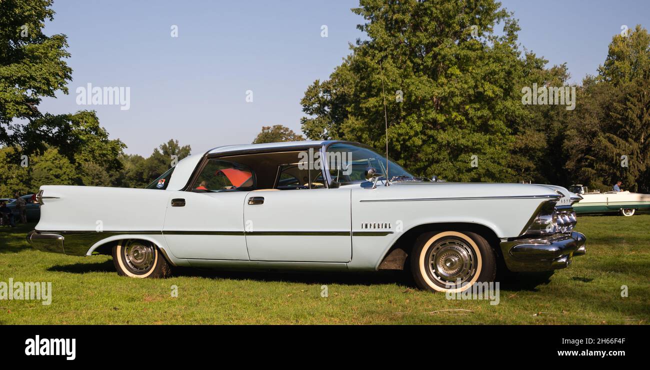 GROSSE POINTE SHORES, MI/États-Unis - 19 SEPTEMBRE 2021 : une voiture Chrysler Imperial Crown Southampton 1959, spectacle de voitures EyesOn Design, près de Detroit, Michigan. Banque D'Images