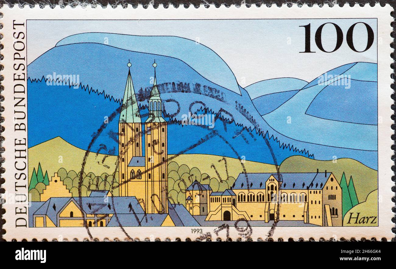 ALLEMAGNE - VERS 1993 : timbre-poste de l'Allemagne, montrant une vue sur la ville de Goslar dans les montagnes Harz avec le palais impérial et le poing Banque D'Images