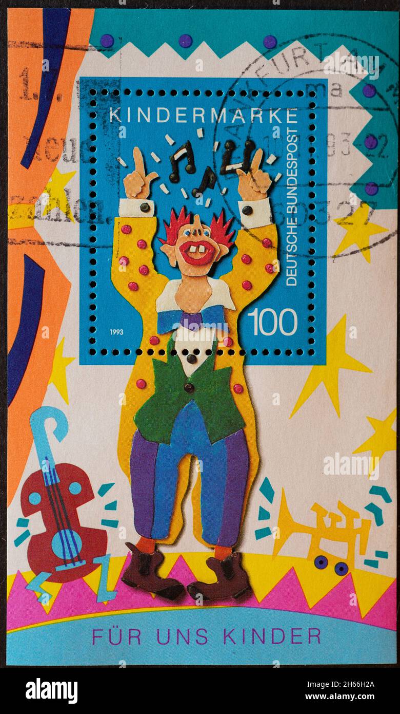 ALLEMAGNE - VERS 1993: Timbre-poste de l'Allemagne, montrant un dessin d'un clown chantant avec un violon sur un tampon de timbre.Pour les enfants Banque D'Images