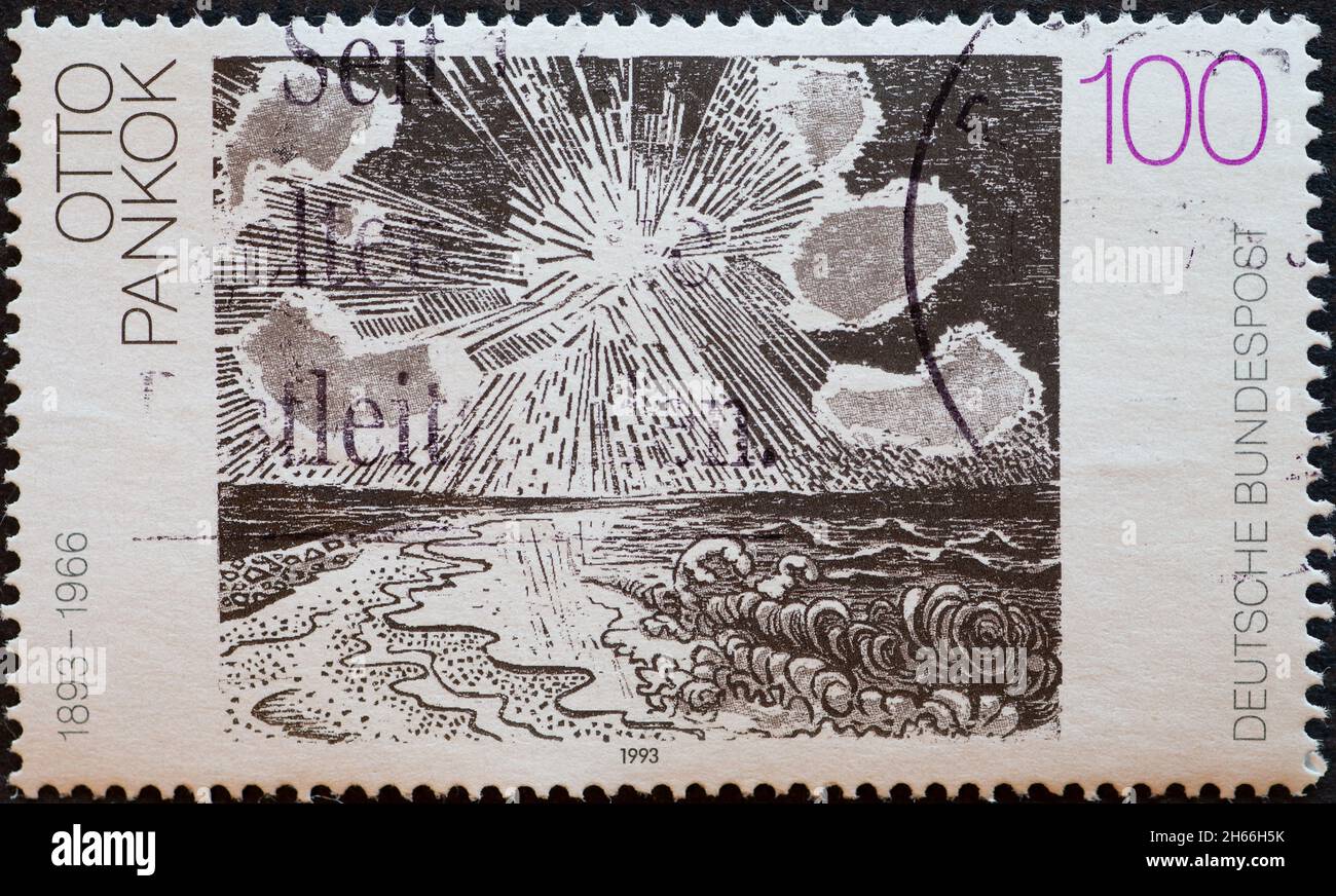 ALLEMAGNE - VERS 1993 : timbre-poste de l'Allemagne, montrant une peinture avec la mer et le soleil par le peintre Otto Pankok.Peinture allemande du 20e siècle Banque D'Images