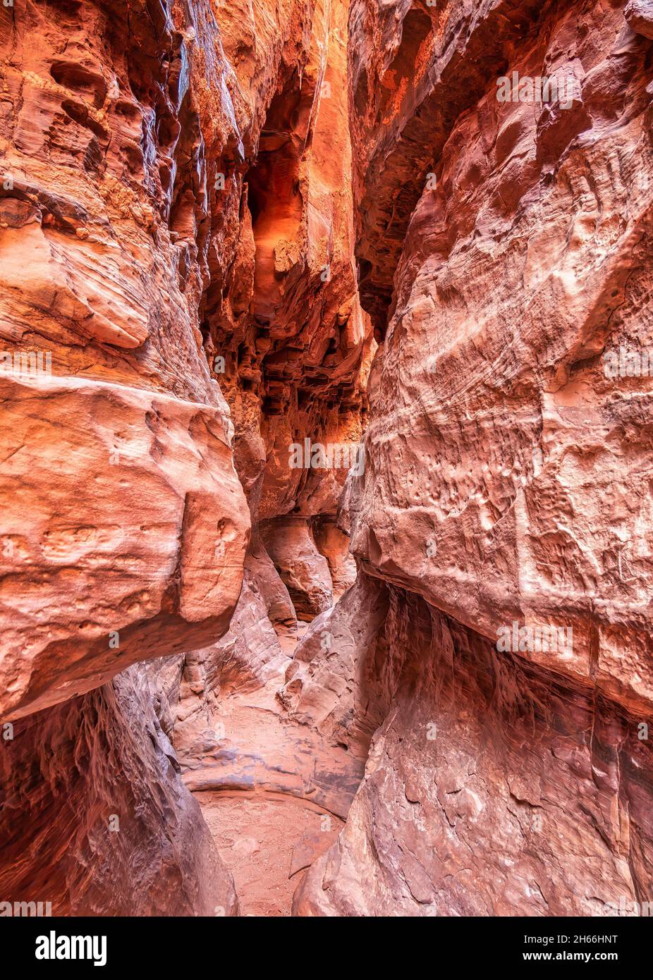 Gorge étroite de Khazali dans le désert de roche rouge de Wadi Rum, en Jordanie. Banque D'Images