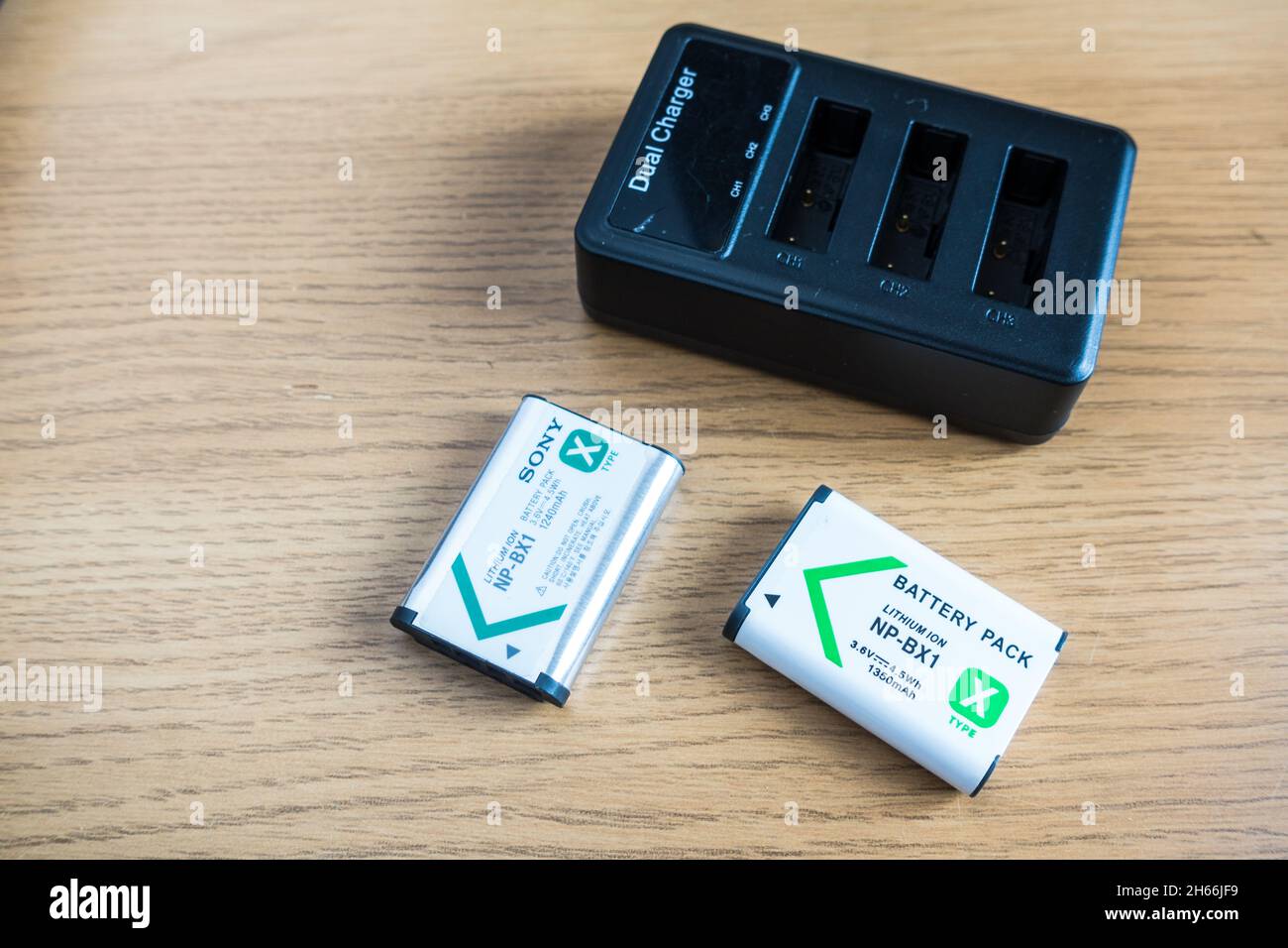 Chargeur de batterie lithium-ion avec une batterie de marque et non de marque Banque D'Images