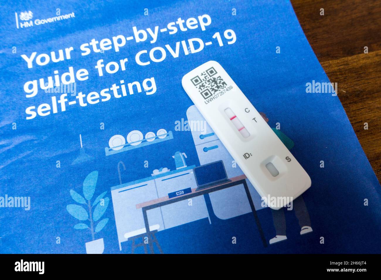 Résultat positif Covid sur un kit de test à domicile, également appelé test de débit latéral rapide Banque D'Images