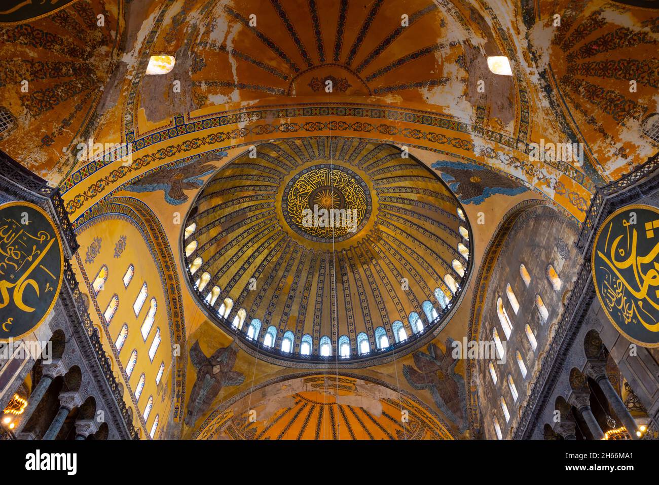 Istanbul Turquie - 10.6.2021: Intérieur de la mosquée Sainte-Sophie à Istanbul.Ramadan, iftar, lalat al qadr, photo de fond islamique. Banque D'Images