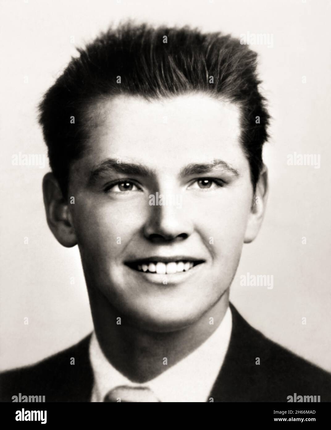 1954 , USA : le célèbre acteur américain JACK NICHOLSON ( né en 1937 ) quand était un jeune garçon de 17 ans , photo sur l'Annuaire du lycée .Photographe inconnu .- HISTOIRE - FOTO STORICHE - ATTORE - FILM - CINÉMA - ADOLESCENT - personalità da giovani giovane - personnalités quand était jeune - INFANZIA - ENFANCE - BAMBINO - BAMBINI - ENFANTS - ENFANT - sourire - sorriso --- ARCHIVIO GBB Banque D'Images