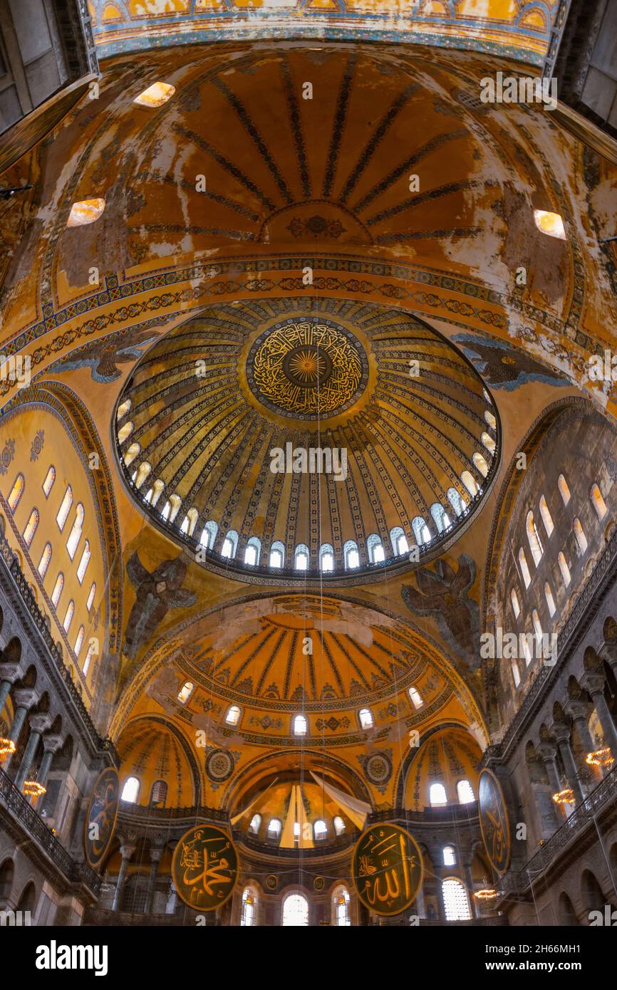 Istanbul Turquie - 10.6.2021: Intérieur de la mosquée Sainte-Sophie à Istanbul Banque D'Images