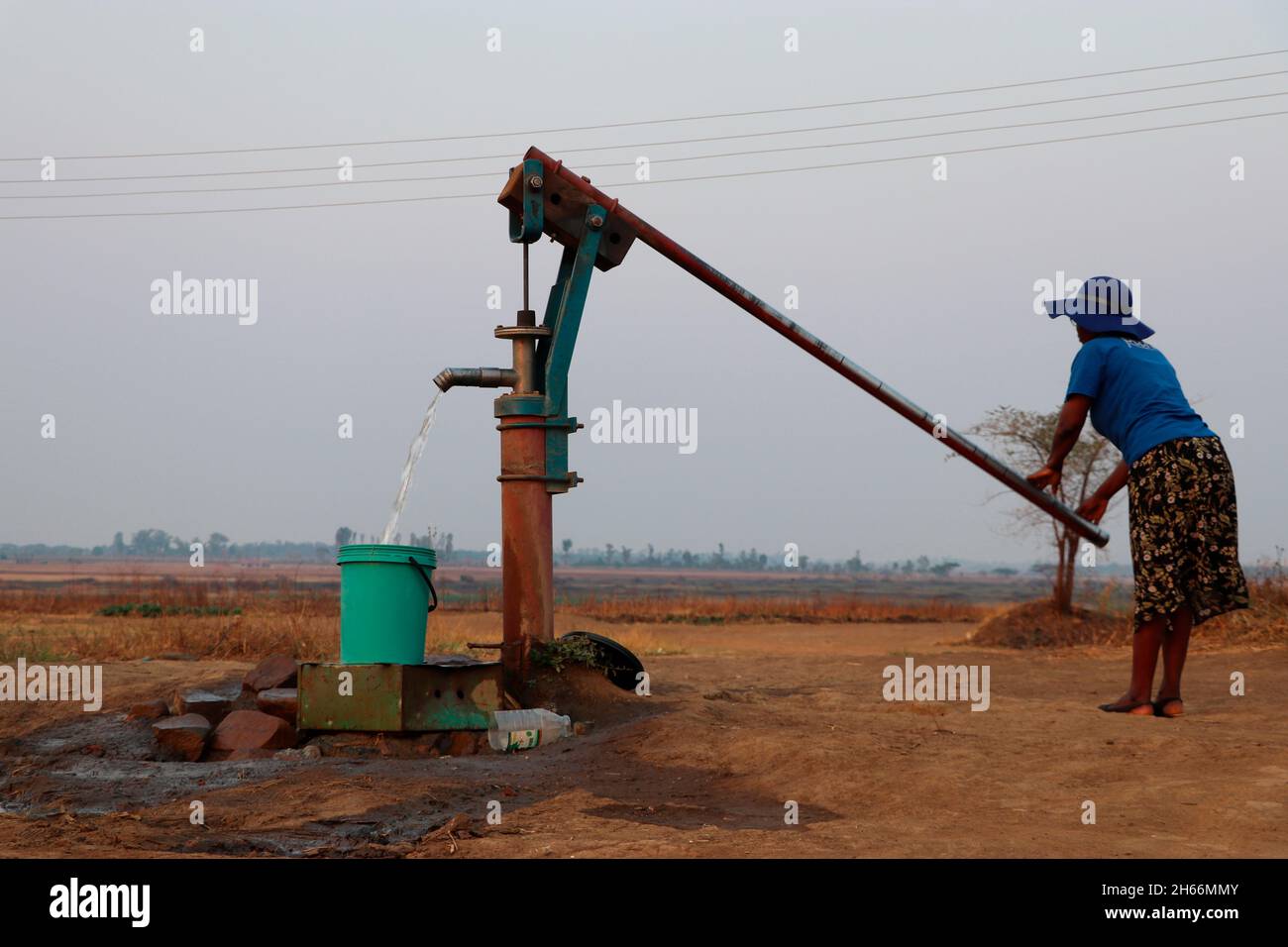 Une femme est vue tirer de l'eau dans un trou de forage à Marlborough, au nord-ouest de Harare, le subirb connaît des pénuries d'eau pérennes et des trous de forage publics ont été placés dans des endroits stratégiques.Zimbabwe. Banque D'Images