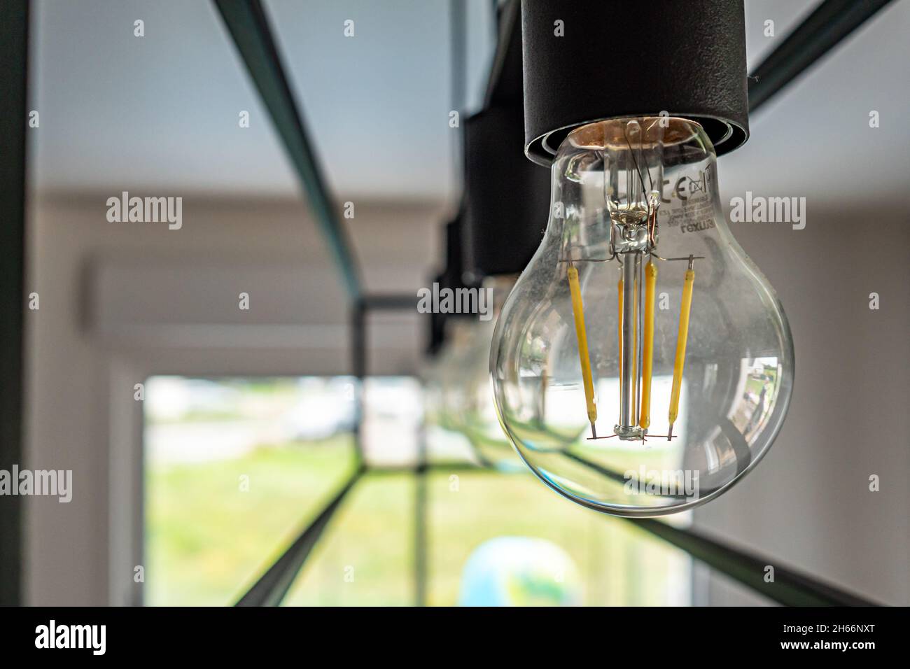 LE MANS, FRANCE - 26 septembre 2021 : gros plan des ampoules dans un bureau de Lemans, France Banque D'Images