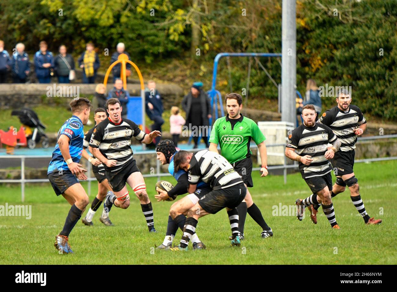 Trebanos, pays de Galles.13 novembre 2021.Tom Dew de Trebanos RFC est attaqué par Zach Bartlett de Cross Keys RFC lors du WRU Admiral National Championship match entre Trebanos et Cross Keys au Trebanos Park à Trebanos, pays de Galles, Royaume-Uni, le 13 novembre 2021.Crédit : Duncan Thomas/Majestic Media/Alay Live News. Banque D'Images