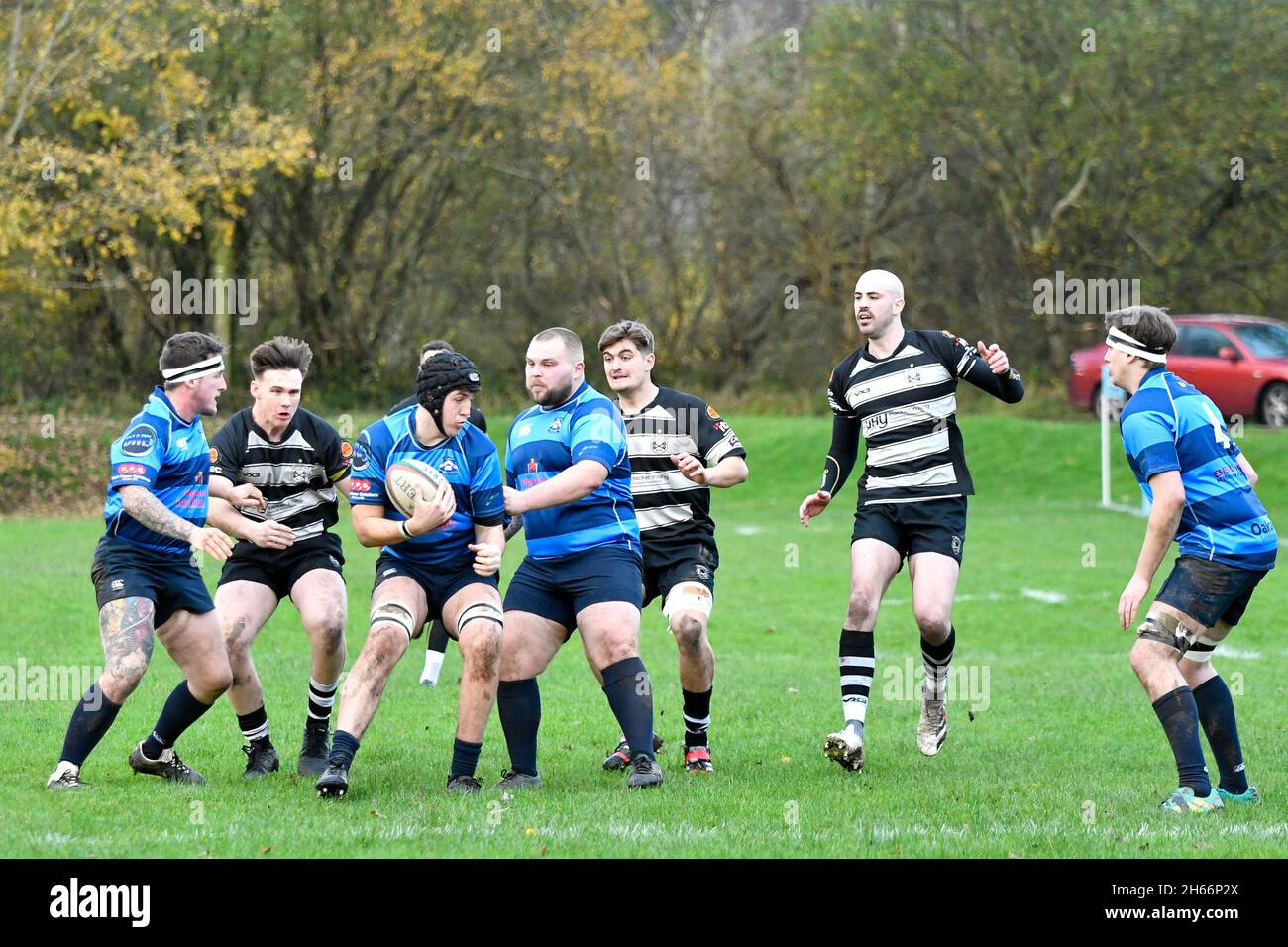 Trebanos, pays de Galles.13 novembre 2021.Declan Bale of Trebanos RFC revendique le coup d'envoi lors du championnat national Admiral WRU entre Trebanos et Cross Keys au parc Trebanos à Trebanos, pays de Galles, Royaume-Uni, le 13 novembre 2021.Crédit : Duncan Thomas/Majestic Media/Alay Live News. Banque D'Images