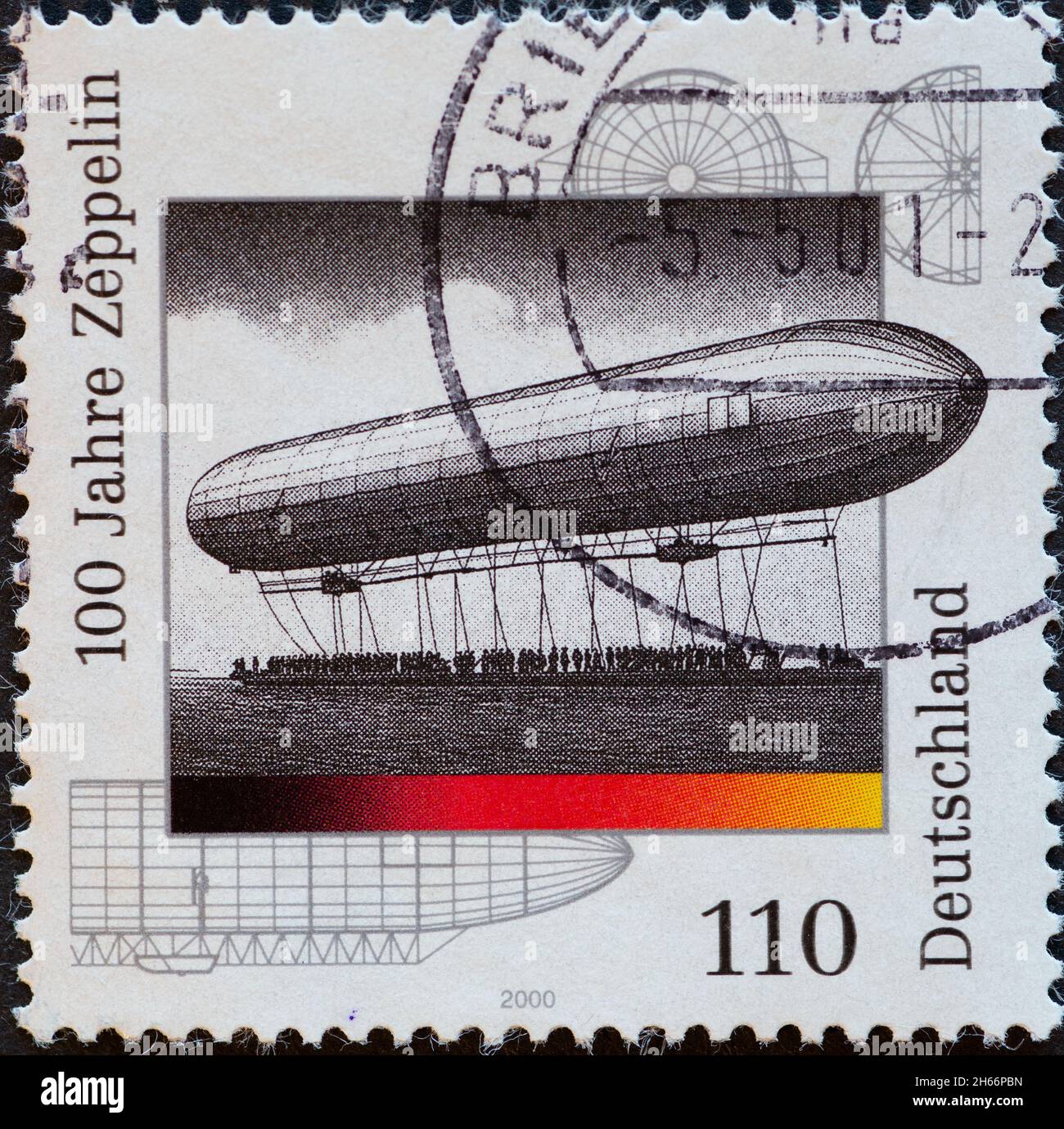 ALLEMAGNE - VERS 2000: Timbre-poste de l'Allemagne, montrant un navire Zeppelin pour le 100e anniversaire du Zeppelin Banque D'Images