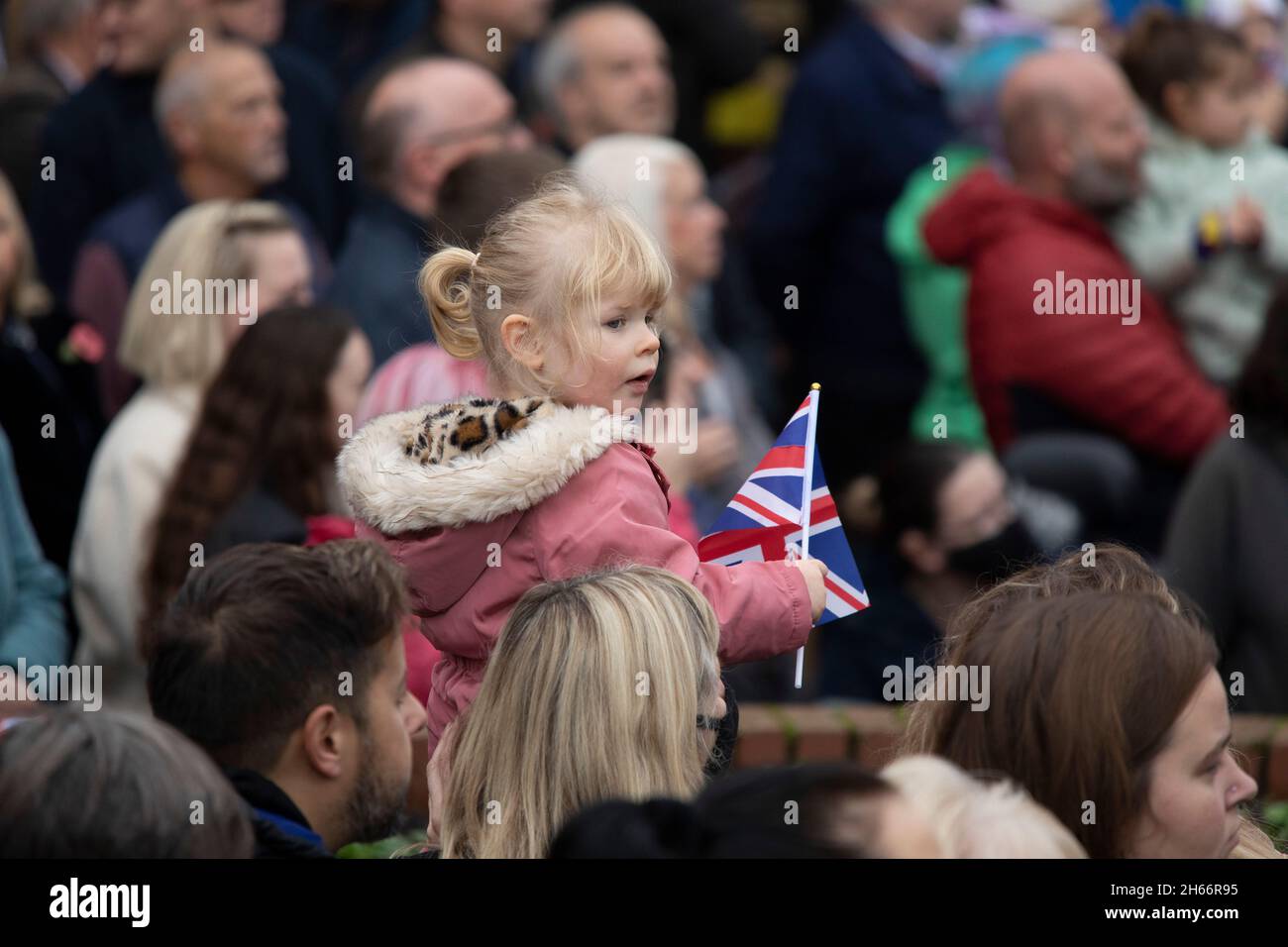 Le 100e défilé d'armistice de Bedworth qui a lieu le 11 novembre 2021.Photo de la foule dans le centre-ville regardant le service sur un grand écran. Banque D'Images