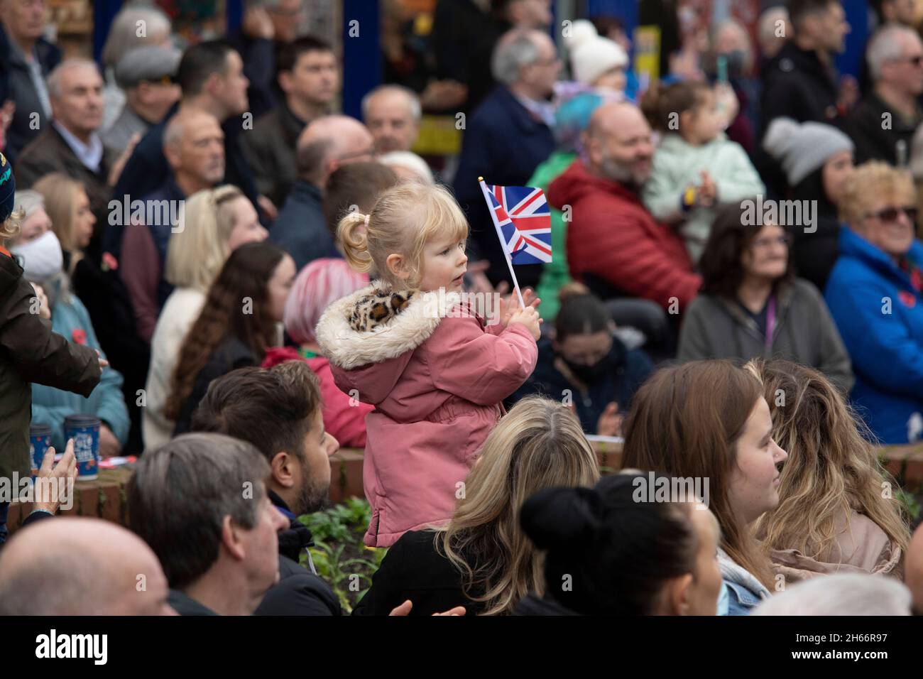 Le 100e défilé d'armistice de Bedworth qui a lieu le 11 novembre 2021.Photo de la foule dans le centre-ville regardant le service sur un grand écran. Banque D'Images