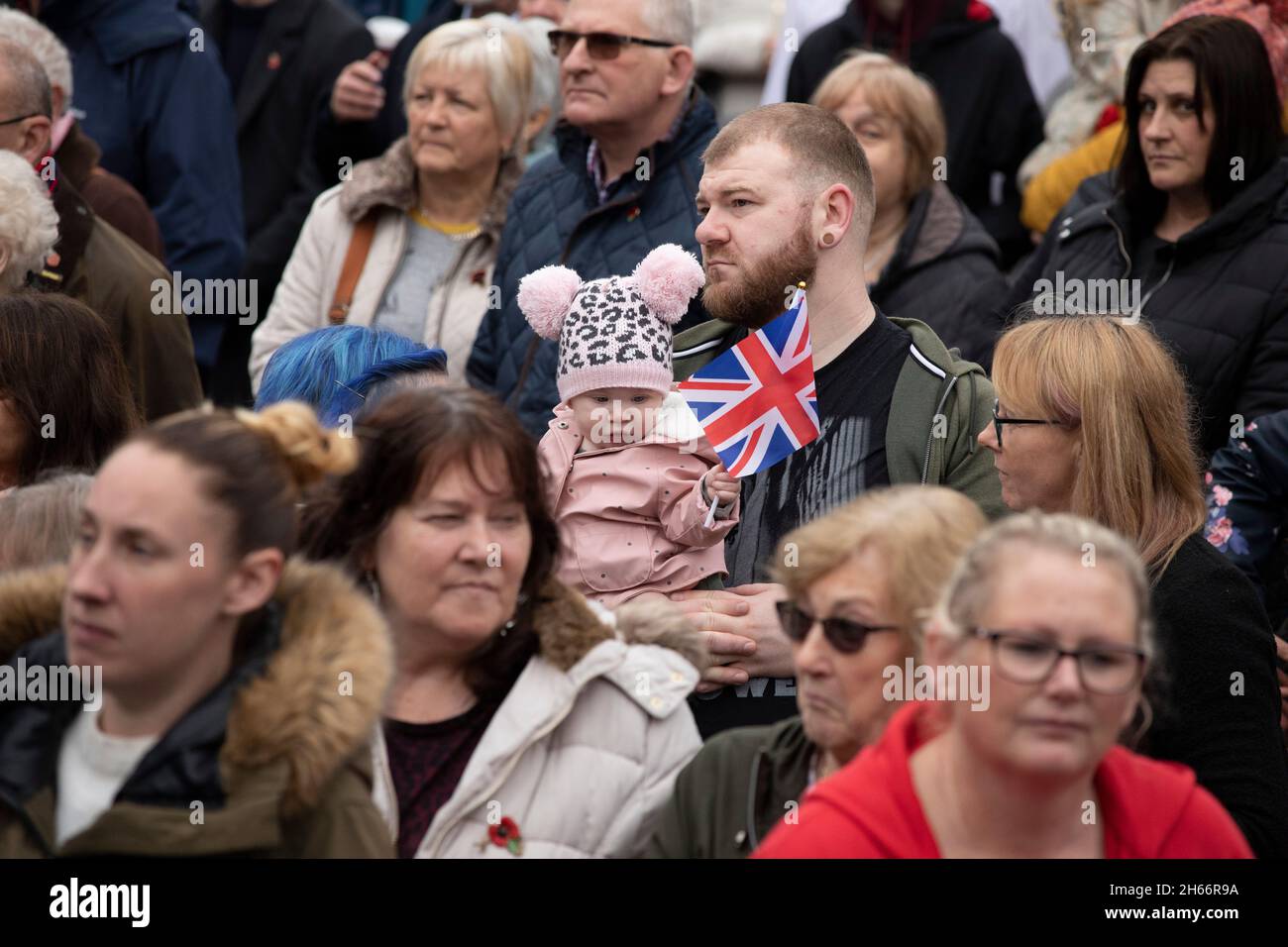 Le 100e défilé d'armistice de Bedworth qui a lieu le 11 novembre 2021.Photo de la foule dans le centre-ville regardant le service sur un grand écran. Banque D'Images