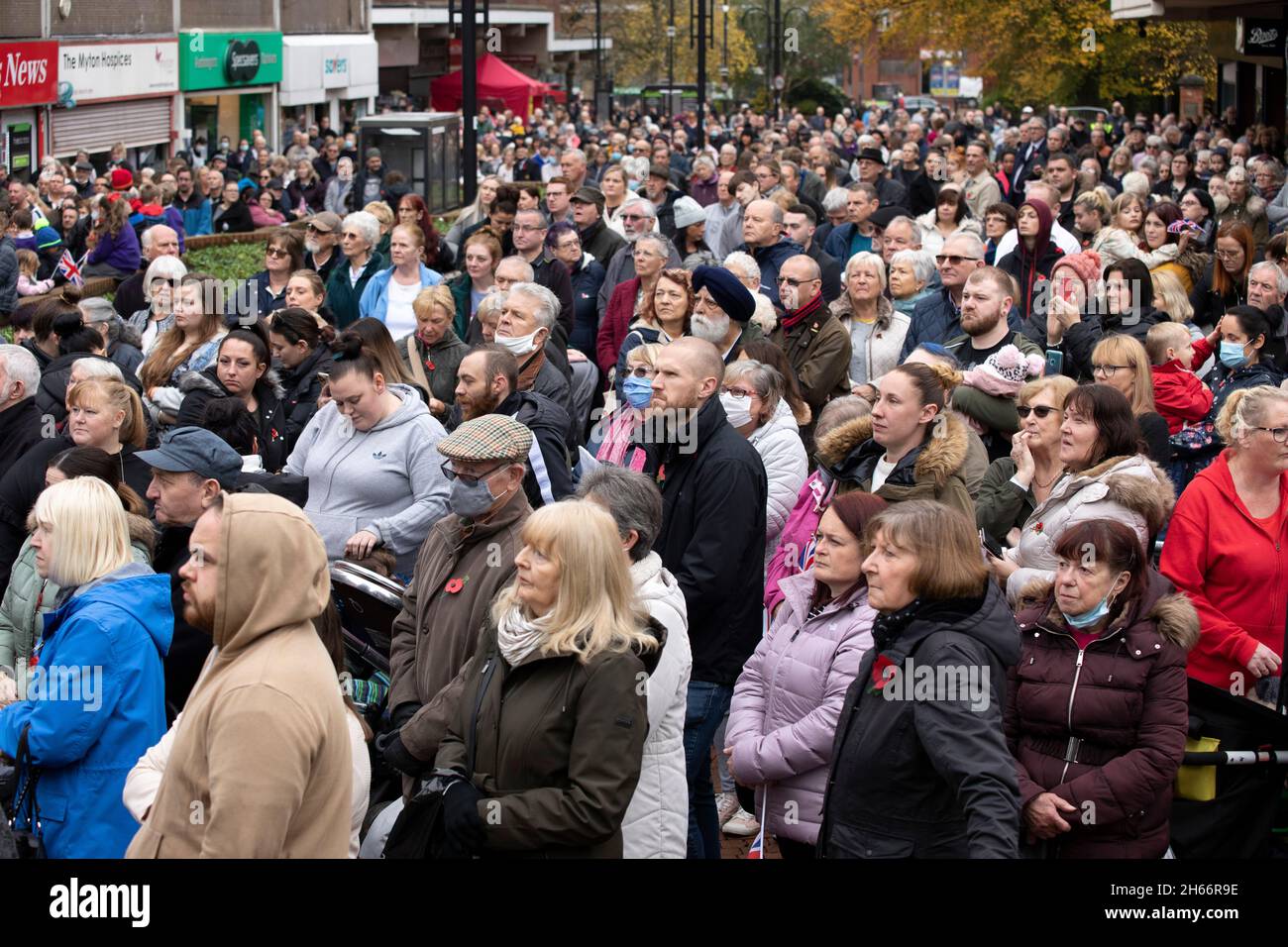 Le 100e défilé d'armistice de Bedworth qui a lieu le 11 novembre 2021.Photo de la foule dans le centre-ville regardant le service sur un grand écran. Banque D'Images