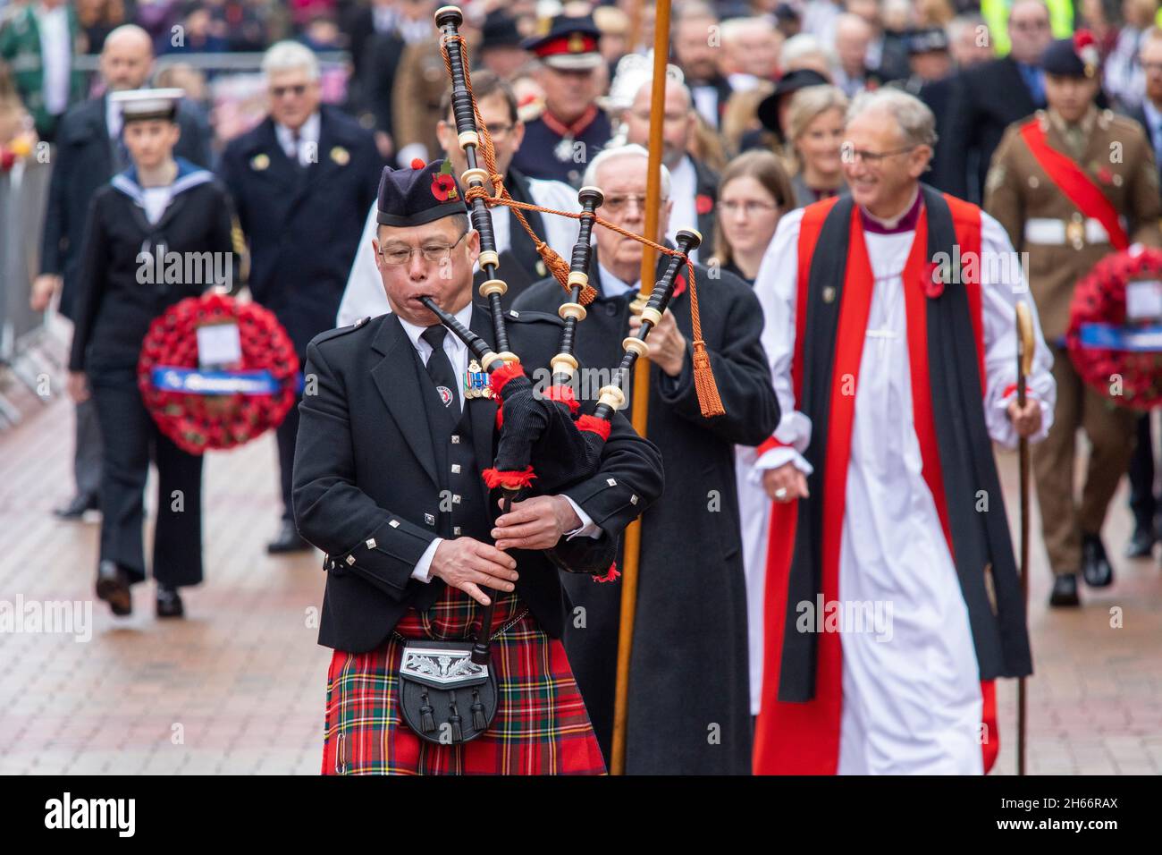 Le 100e défilé d'armistice de Bedworth qui a lieu le 11 novembre 2021.Le défilé fait qu'il est le chemin à travers le centre-ville vers la cérémonie de pose de couronne dans le cimetière. Banque D'Images