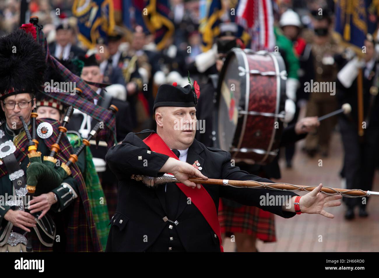 Le 100e défilé d'armistice de Bedworth qui a lieu le 11 novembre 2021.Le défilé fait qu'il est le chemin à travers le centre-ville vers la cérémonie de pose de couronne dans le cimetière. Banque D'Images