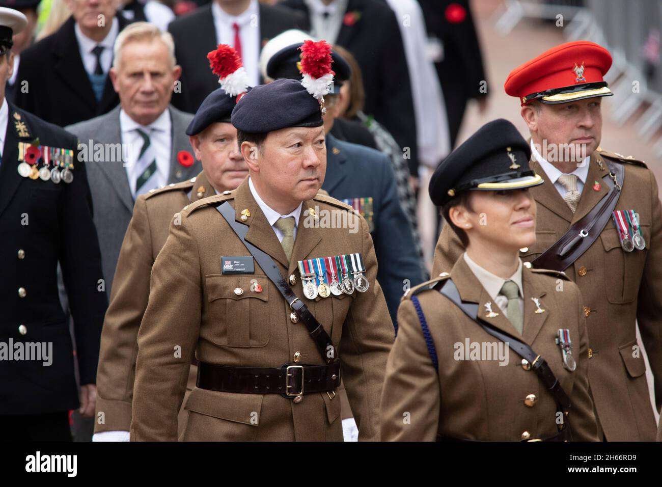 Le 100e défilé d'armistice de Bedworth qui a lieu le 11 novembre 2021.Le défilé fait qu'il est le chemin à travers le centre-ville vers la cérémonie de pose de couronne dans le cimetière. Banque D'Images