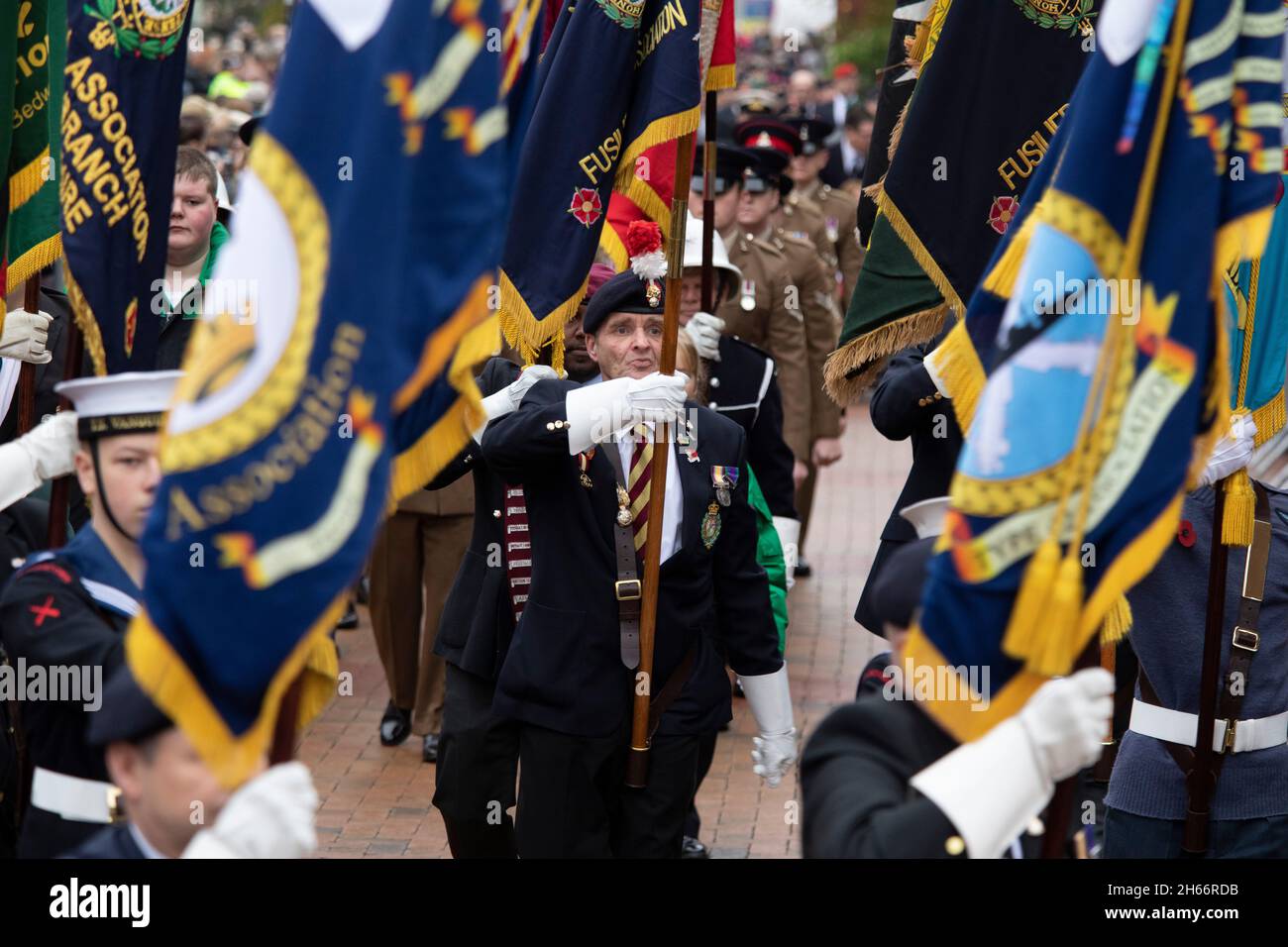 Le 100e défilé d'armistice de Bedworth qui a lieu le 11 novembre 2021.Le défilé fait qu'il est le chemin à travers le centre-ville vers la cérémonie de pose de couronne dans le cimetière. Banque D'Images