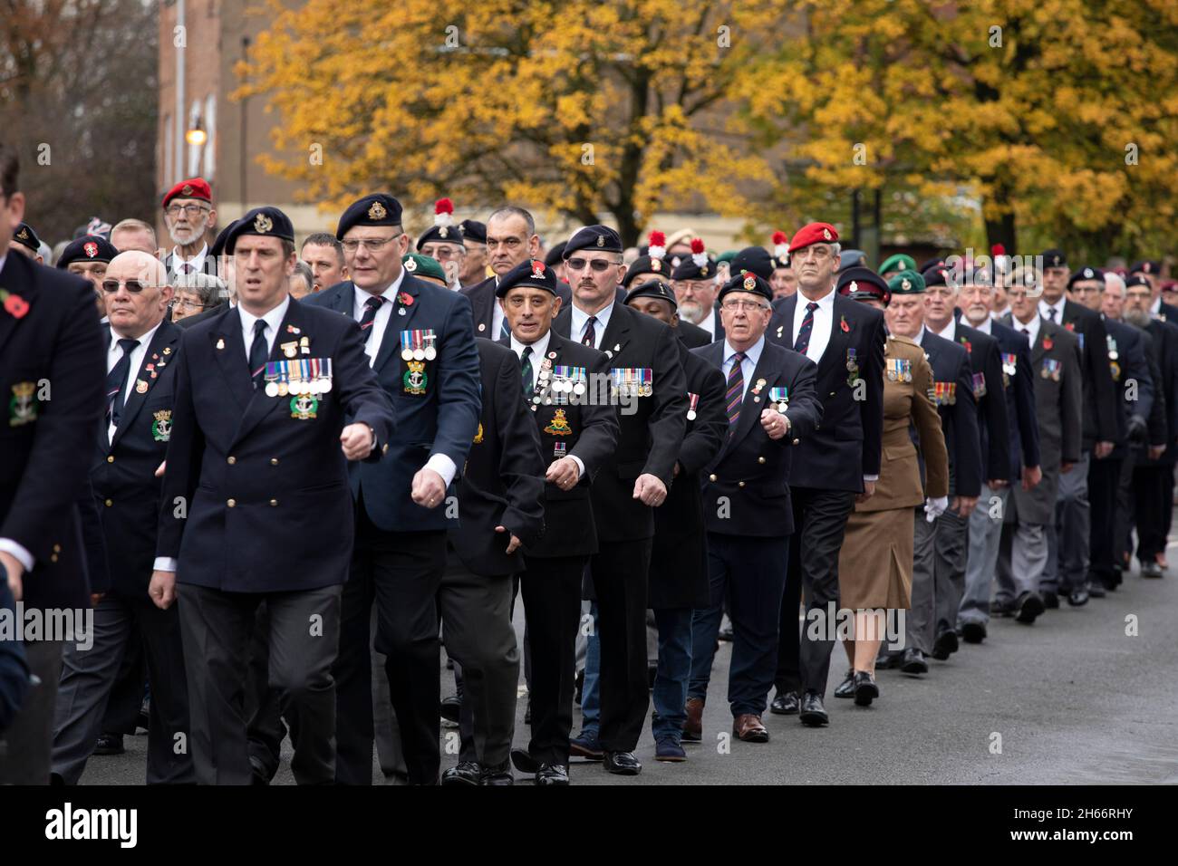 Le 100e défilé d'armistice de Bedworth qui a lieu le 11 novembre 2021.Le défilé fait qu'il est le chemin de Rye Piece Ringway après le service. Banque D'Images