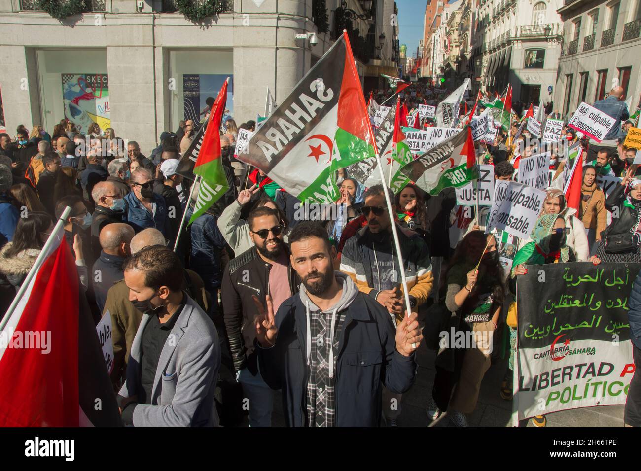 Des Sahraouis et des représentants de groupes du mouvement de solidarité avec le Sahara occidental ont manifesté ce samedi au centre de Madrid sous le slogan "non aux accords tripartites de Madrid" et en faveur des "droits de l'homme et de la fin du colonialisme".Les manifestants ont exigé que le gouvernement espagnol de PSOE et United nous puissions « agir avec force et rembourser la dette historique que l'Espagne a avec le peuple sahraoui ».Sur les bannières qu'ils ont portées à la tête de la marche qui a passé par Gran Vía à Puerta del sol, on peut lire "top violation des droits de l'homme.Occidenta Banque D'Images