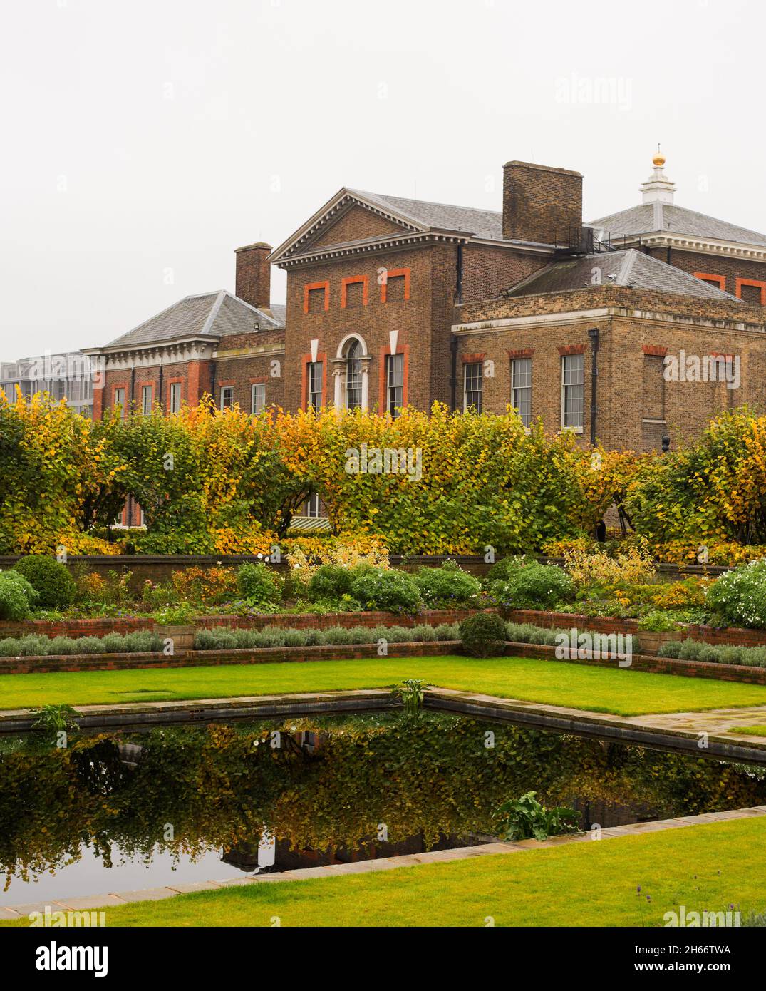 Palais de Kensington donnant sur le jardin en contrebas Banque D'Images