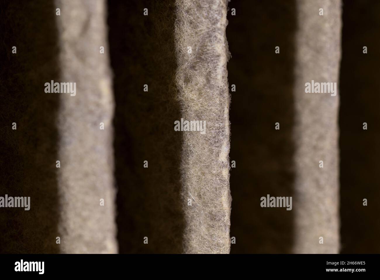 Le filtre à air ferme le filtre sale du four.Poussière et saleté sur l'ancien filtre à air. Banque D'Images