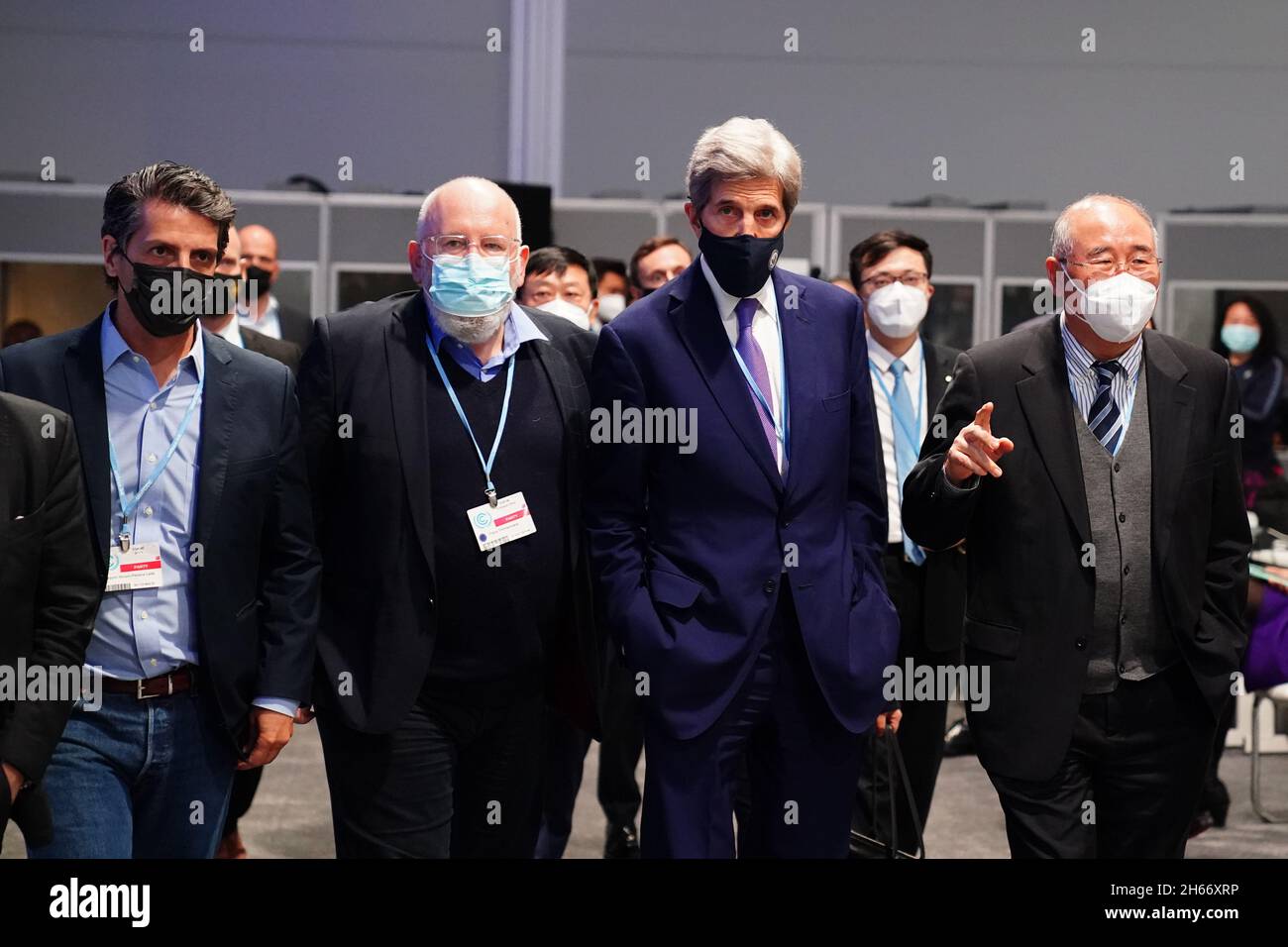 (De gauche à droite) le ministre brésilien de l'Environnement Joaquim Alvaro Pereira Leite, Frans Timmermans, vice-président de la Commission européenne,Et John Kerry, envoyé spécial du Président américain pour le climat, et le négociateur en chef de la Chine pour le climat, Zhenhua Xie, quittent une séance plénière après avoir discuté de l'accord sur le charbon, lors d'une journée "d'overunu" du sommet de Cop26 à Glasgow.Date de la photo: Samedi 13 novembre 2021. Banque D'Images