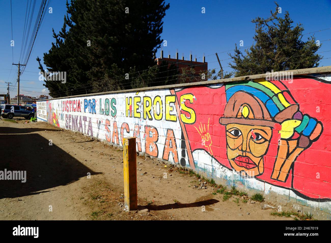 Senkata, El Alto, Bolivie.13 novembre 2021.Écrire sur le mur à l'extérieur de l'usine de combustible de Senkata exigeant la justice pour les victimes des massacres de Sacaba et de Senkata.Ces actes ont eu lieu les 15 et 19 novembre 2019 respectivement pendant la violence après les élections présidentielles controversées du 20 octobre 2019.Des affrontements violents entre les forces de sécurité et les partisans de l'ancien président Evo Morales (démissionnaire le 10 novembre) ont fait 19 morts civils.La Commission interaméricaine des droits de l'homme a par la suite classé la mort de ces civils comme un massacre. Banque D'Images