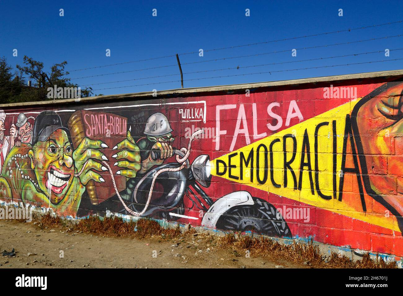 Senkata, El Alto, Bolivie.13 novembre 2021.Une murale sur le mur à l'extérieur de la centrale à combustible de Senkata exigeant la justice pour les victimes du massacre de Senkata.Cela a eu lieu le 19 novembre 2019 pendant la violence après les élections présidentielles controversées du 20 octobre 2019.Des affrontements violents entre les forces de sécurité et les partisans de l'ancien président Evo Morales (démissionnaire le 10 novembre) qui avaient été bloqués dans l'usine ont fait au moins 8 morts parmi les civils.La Commission interaméricaine des droits de l'homme a par la suite classé la mort de ces civils comme un massacre. Banque D'Images