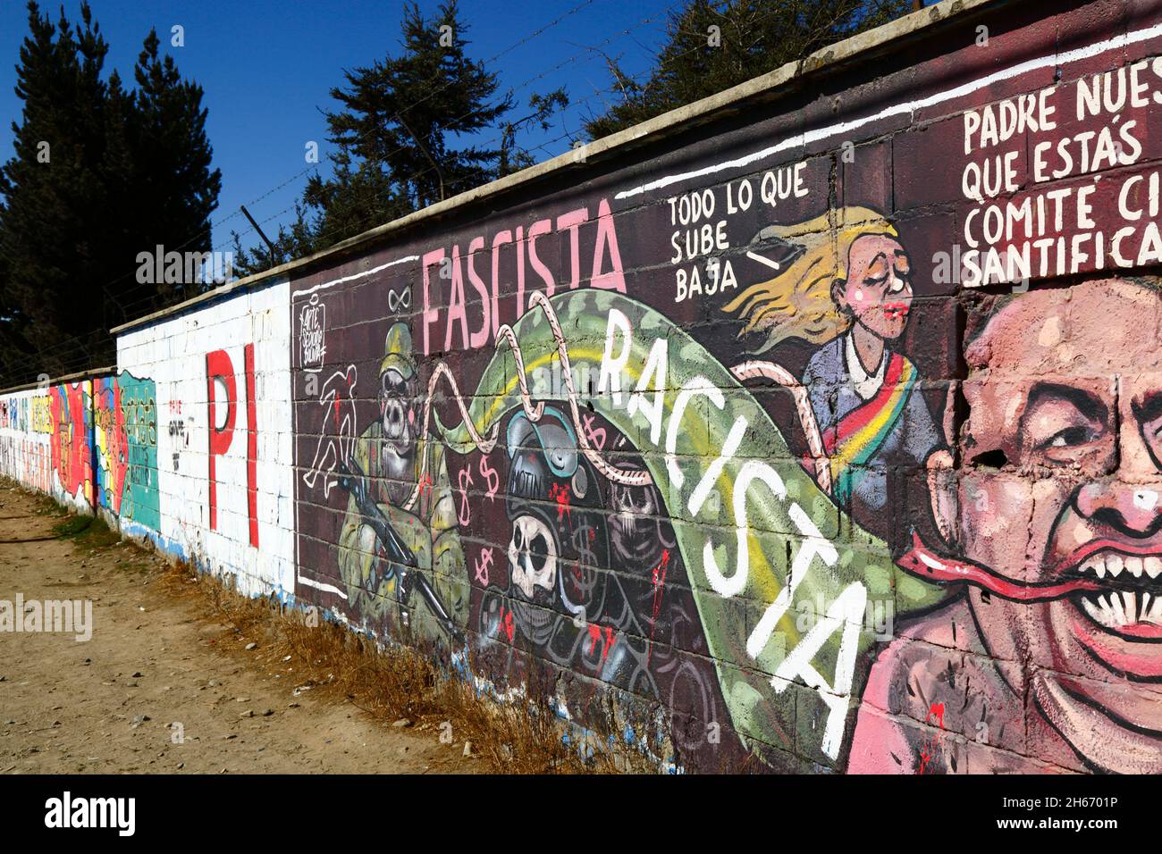 Senkata, El Alto, Bolivie.13 novembre 2021.Une murale sur le mur à l'extérieur de la centrale à combustible de Senkata exigeant la justice pour les victimes du massacre de Senkata.Cela a eu lieu le 19 novembre 2019 pendant la violence après les élections présidentielles controversées du 20 octobre 2019.Des affrontements violents entre les forces de sécurité et les partisans de l'ancien président Evo Morales (démissionnaire le 10 novembre) ont fait au moins 8 morts parmi les civils.La fresque présente à la fois le président par intérim Jeanine Añez et le ministre de l'intérieur Arturo Murillo, qui faisaient partie du gouvernement par intérim après la démission de Morales. Banque D'Images