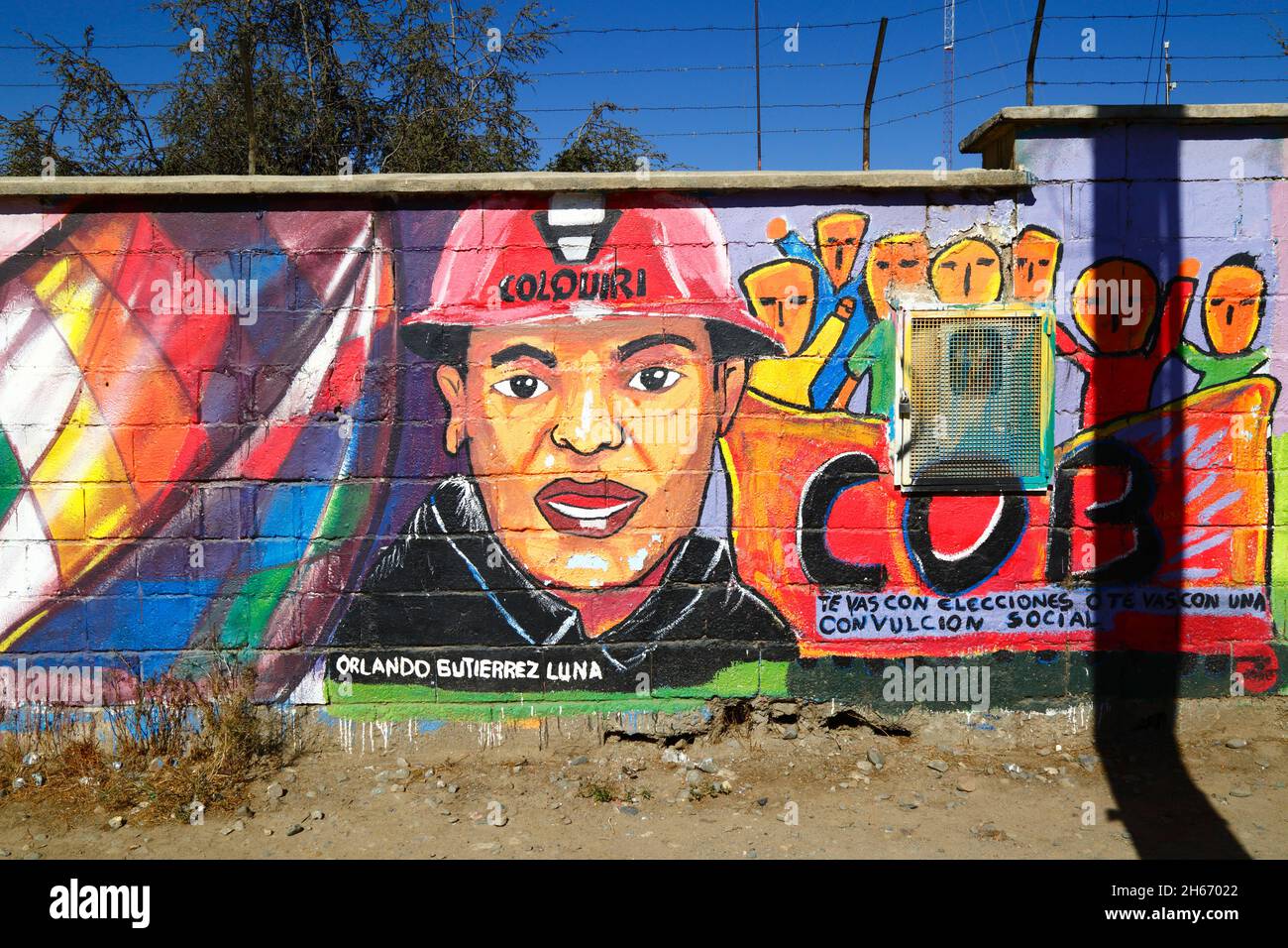 Senkata, El Alto, Bolivie.13 novembre 2021.Un portrait de l'ancien chef de la Fédération des travailleurs de la mine bolivienne, M. Carlos Orlando Gutiérrez Luna, sur le mur à l'extérieur de l'usine de combustible de Senkata.Gutiérrez a été sévèrement battu le 21 octobre 2020, peu après les élections présidentielles du 18 octobre 2020 (qui ont été une reprise des élections controversées du 20 octobre 2019 qui ont été annulées en raison de multiples irrégularités.Il est décédé à l'hôpital une semaine plus tard.Les circonstances exactes entourant sa mort et qui était responsable n'ont jamais été clarifiées. Banque D'Images
