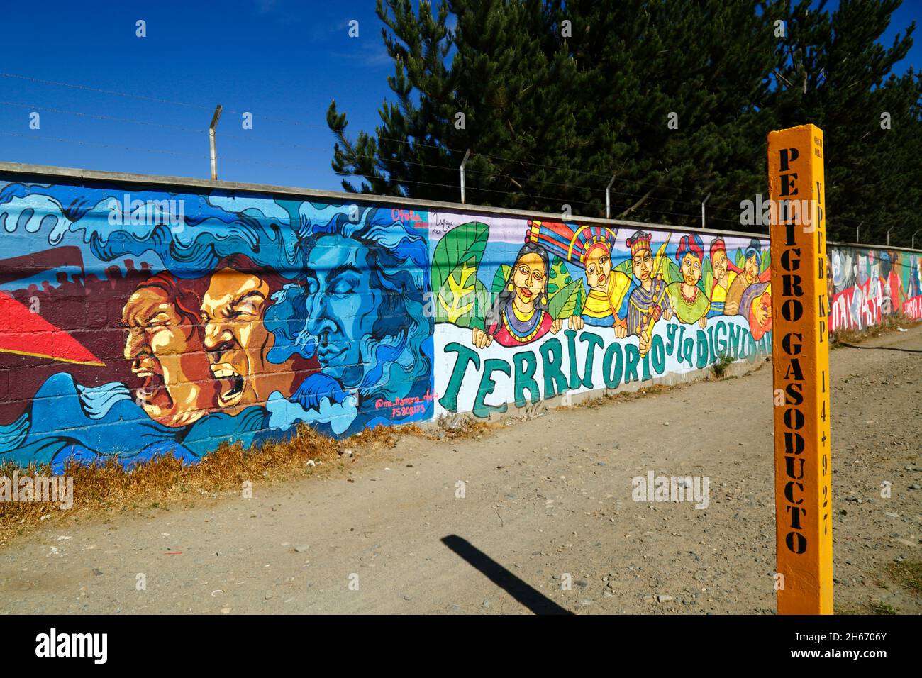 Senkata, El Alto, Bolivie.13 novembre 2021.Des peintures murales sur le mur à l'extérieur de l'usine de combustible de Senkata et un message d'avertissement de la présence d'un gazoduc souterrain.Le massacre de Senkata a eu lieu ici le 19 novembre 2019 pendant la violence après les élections présidentielles controversées du 20 octobre 2019.Des affrontements violents entre les forces de sécurité et les partisans de l'ancien président Evo Morales (démissionnaire le 10 novembre) qui avaient été bloqués dans l'usine ont fait au moins 8 morts parmi les civils. Banque D'Images
