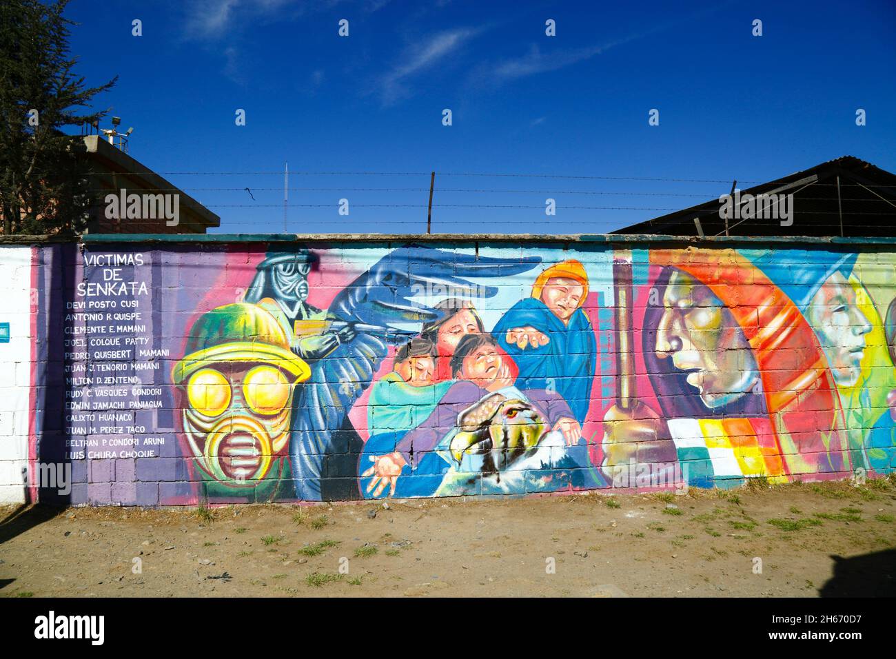 Senkata, El Alto, Bolivie.13 novembre 2021.Une murale sur le mur à l'extérieur de la centrale à combustible de Senkata exigeant la justice pour les victimes du massacre de Senkata.Cela a eu lieu le 19 novembre 2019 pendant la violence après les élections présidentielles controversées du 20 octobre 2019.Des affrontements violents entre les forces de sécurité et les partisans de l'ancien président Evo Morales (démissionnaire le 10 novembre) qui avaient été bloqués dans l'usine ont fait au moins 8 morts parmi les civils.Les noms des victimes sont indiqués sur le côté gauche de la fresque Banque D'Images