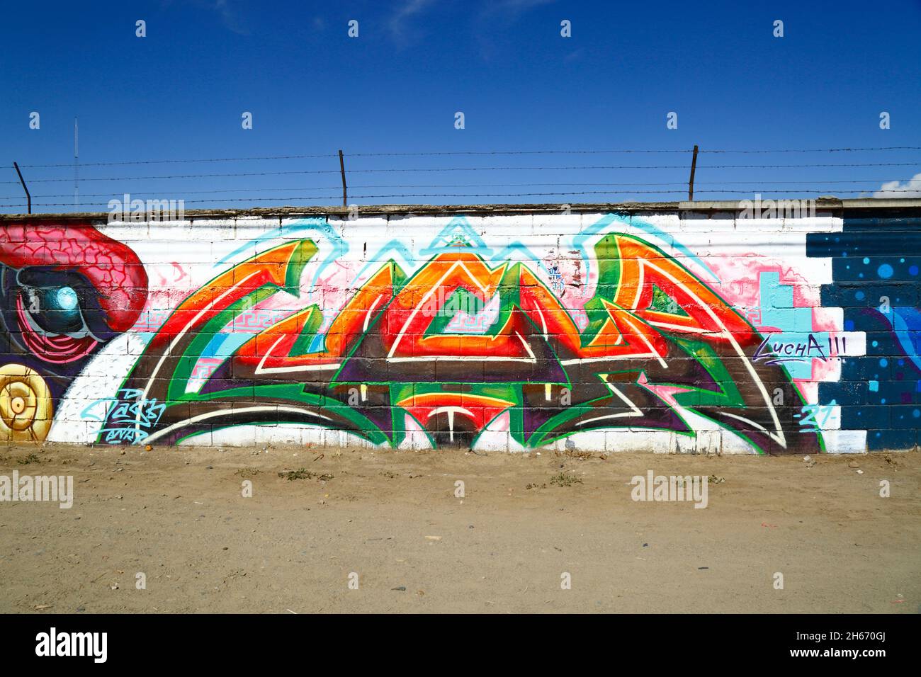 Senkata, El Alto, Bolivie.13 novembre 2021.Une fresque avec le mot « Lucha » (lutte ou lutte) sur le mur à l'extérieur de la centrale de Senkata.Le massacre de Senkata a eu lieu ici le 19 novembre 2019 pendant la violence après les élections présidentielles controversées du 20 octobre 2019.Des affrontements violents entre les forces de sécurité et les partisans de l'ancien président Evo Morales (démissionnaire le 10 novembre) qui avaient été bloqués dans l'usine ont fait au moins 8 morts parmi les civils. Banque D'Images