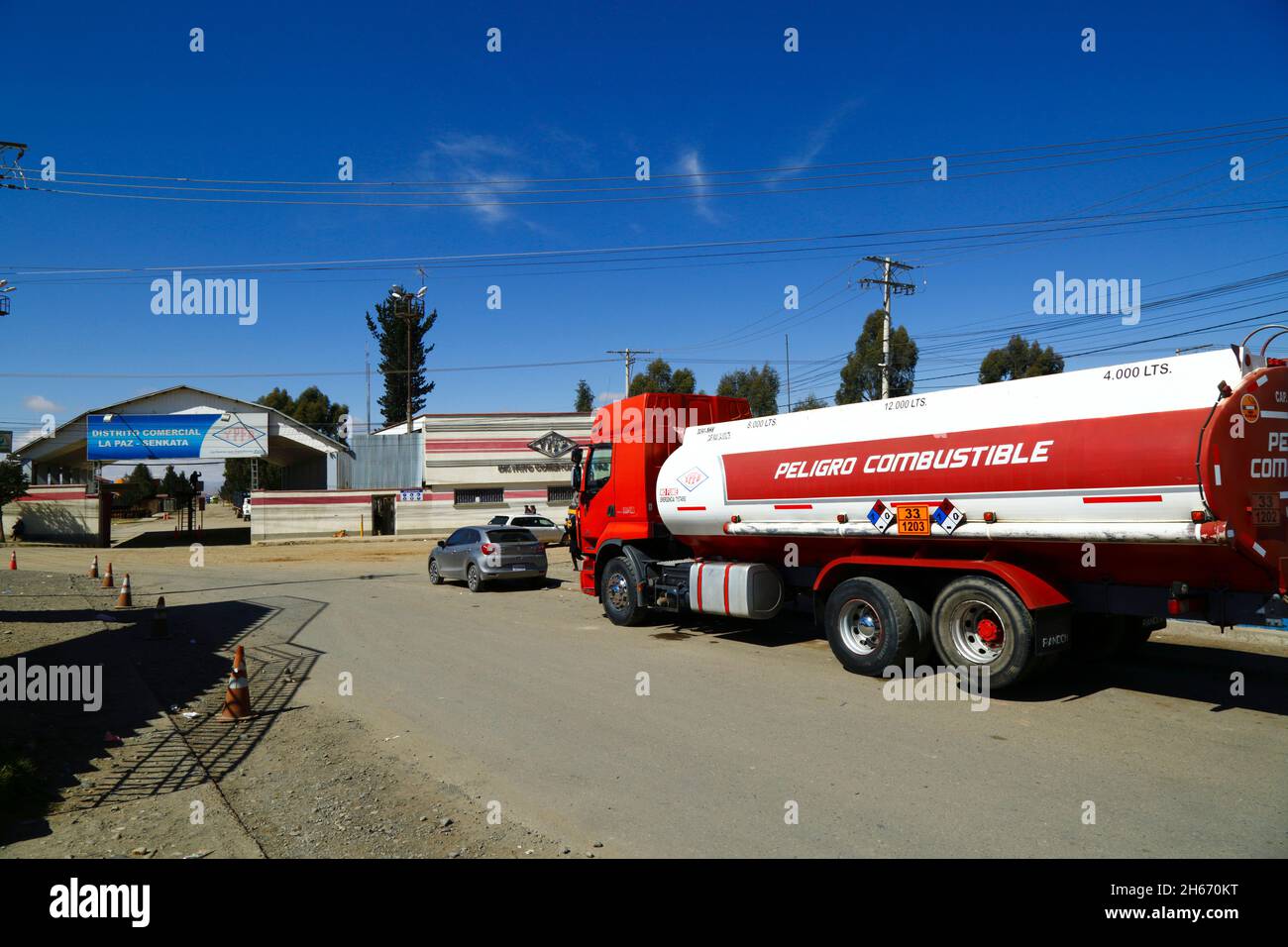 Senkata, El Alto, Bolivie. 13th novembre 2021. Un camion-citerne avec « combustible de colère » en espagnol peint sur le côté du réservoir attend à l'extérieur de l'usine de combustible Senkata sur AV 6 de Marzo / Camino Oruro à El Alto. Yacimientos Petrolíferos Fiscales Bolivianos (YPFB, la compagnie d'État bolivienne de pétrole / hydrocarbures) ont une grande raffinerie et une grande usine de stockage ici: C'est aussi le centre de distribution pour fournir la Paz, El Alto et la région environnante. Banque D'Images