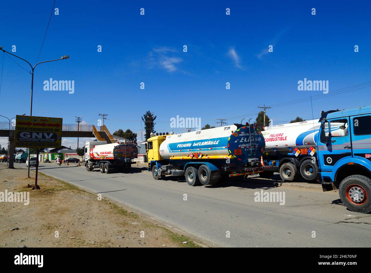 Senkata, El Alto, Bolivie. 13th novembre 2021. Des camions-citernes sont en file d'attente à l'extérieur de l'usine de carburant de Senkata sur AV 6 de Marzo / Camino Oruro à El Alto. Yacimientos Petrolíferos Fiscales Bolivianos (YPFB, la compagnie d'État bolivienne de pétrole / hydrocarbures) ont une grande raffinerie et une grande usine de stockage ici: C'est aussi le centre de distribution pour fournir la Paz, El Alto et la région environnante. Banque D'Images