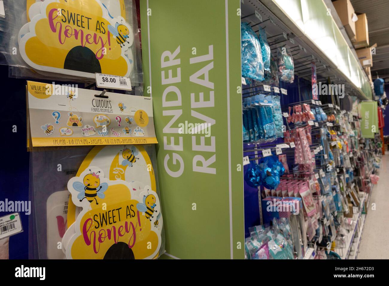 Section de révélation de genre dans un magasin Party City à New York, États-Unis 2021 Banque D'Images