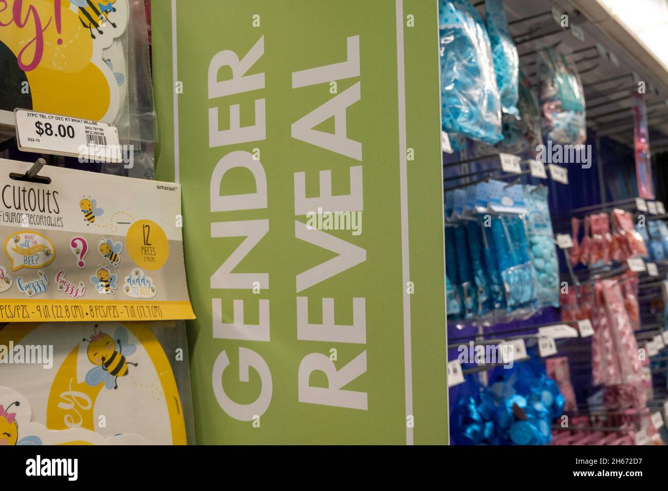 Section de révélation de genre dans un magasin Party City à New York, États-Unis 2021 Banque D'Images