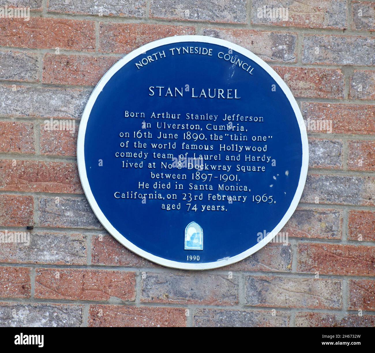 AJAXNETPHOTO.NOVEMBRE 2021.NORTH TYNESIDE, ANGLETERRE.- UNE PLAQUE MINCE - LA PLAQUE BLEUE MARQUE L'ENDROIT À LA PLACE NO.8 DOCKWRAY OÙ STAN LAUREL, LA 'MINCE' DE LA CÉLÈBRE COMÉDIE DE HOLLYWOOD DUO LAUREL ET HARDY A VÉCU ENTRE 1897 ET 1901.LAUREL MEURT À SANTA MONICA, EN CALIFORNIE, LE 23 FÉVRIER 1965, À L'ÂGE DE 74 ANS.LA PLAQUE BLEUE A ÉTÉ ÉRIGÉE DANS 1990.PHOTO:TONY HOLLAND/AJAX REF:DTH211609 2024 Banque D'Images