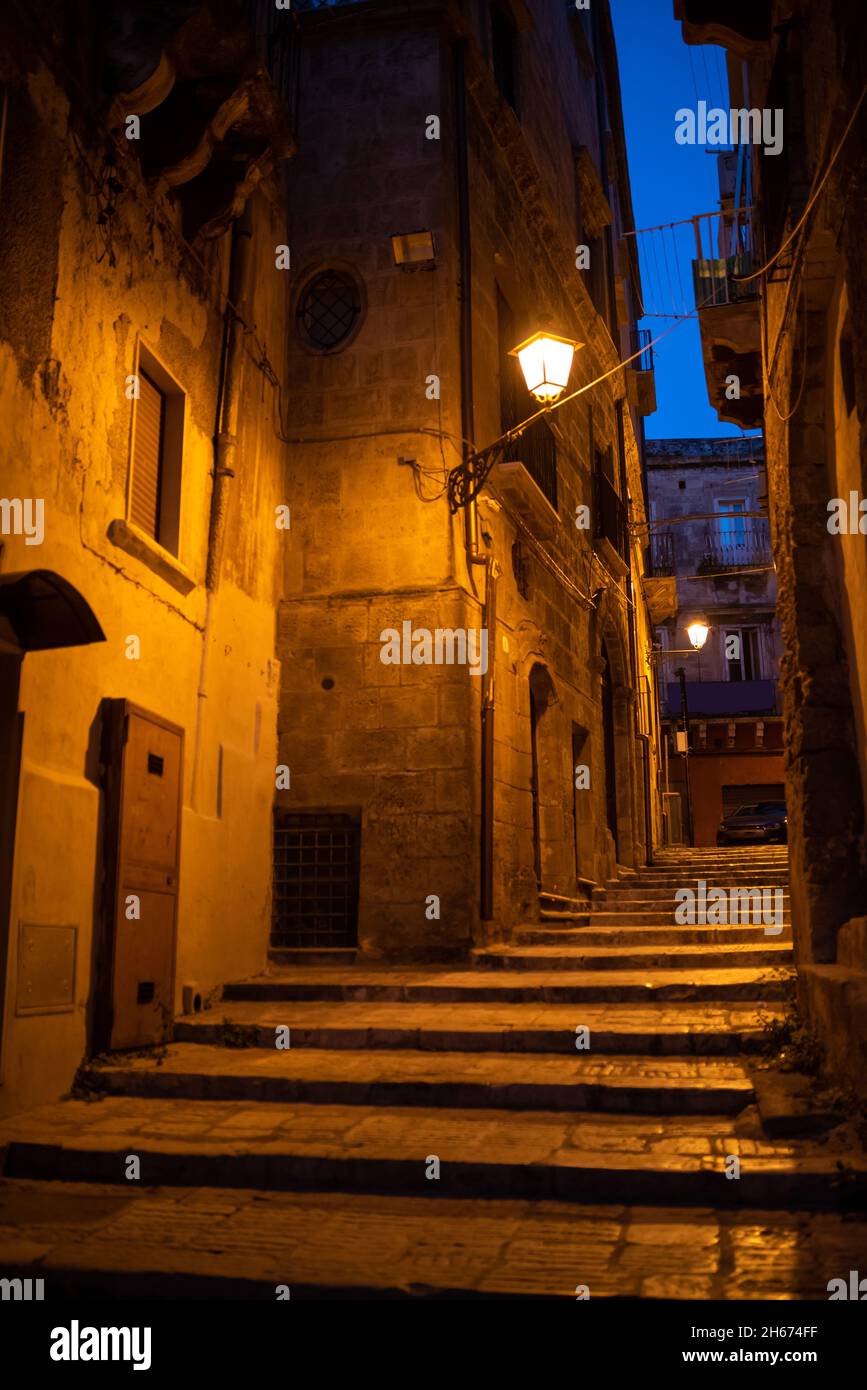 La nuit, dans les rues de la vieille ville de Taranto Banque D'Images