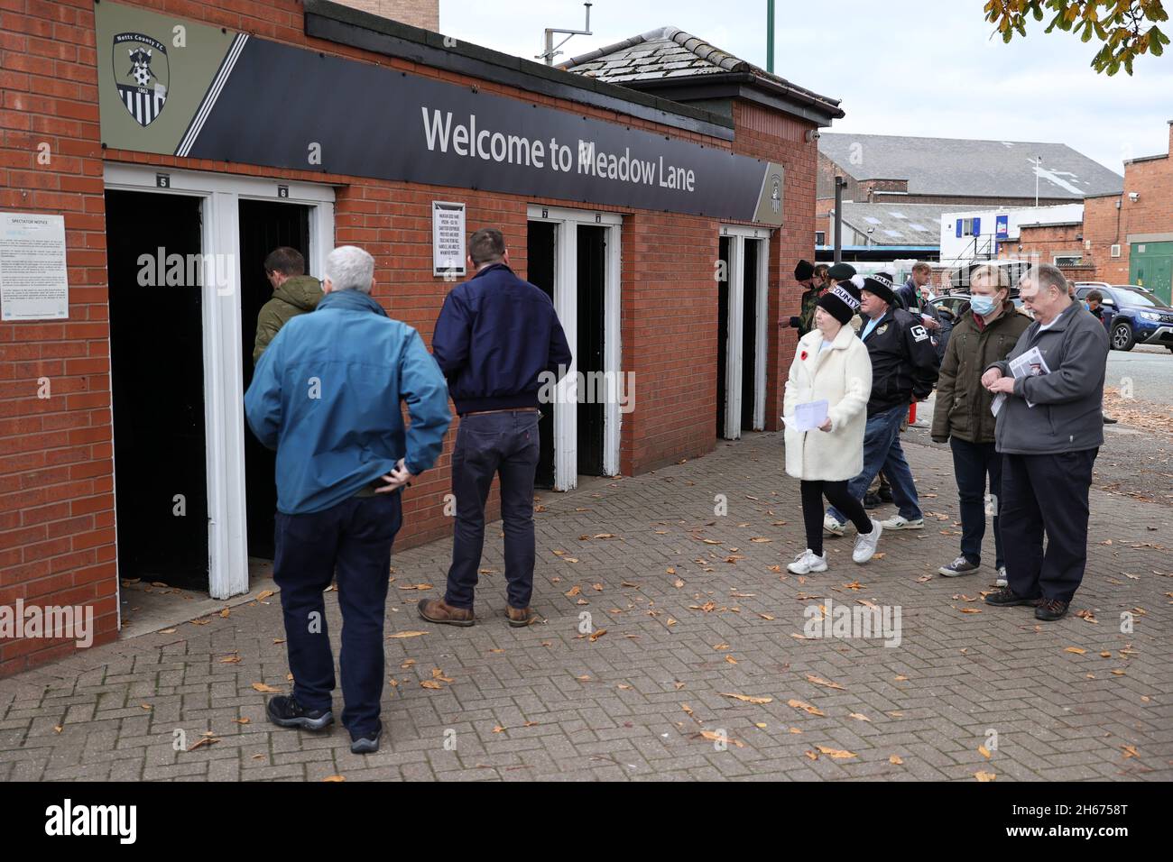 NOTTINGHAM, ROYAUME-UNI.LES fans DU 13 NOVEMBRE entrent au stade Meadow Lane lors du match de la Ligue nationale entre le comté de Notts et Solihull Maures au stade Meadow Lane de Nottingham, le samedi 13 novembre 2021.( Credit: james holyOak/Alay Live News Banque D'Images