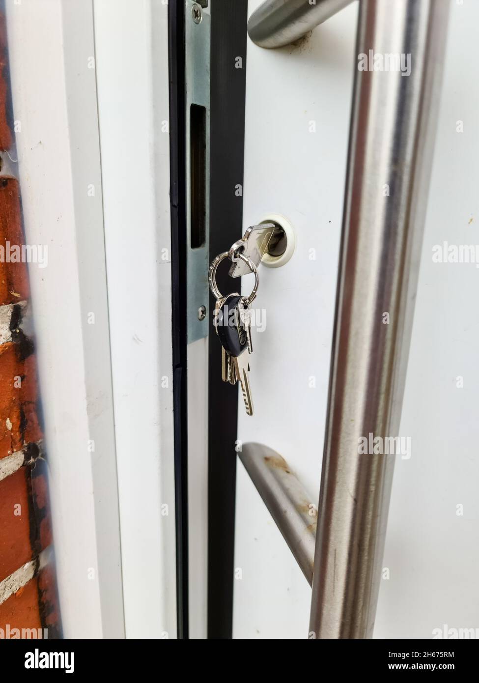 Ouvrez la porte de l'appartement avec une clé dans la serrure - sécurité et  protection contre le cambriolage Photo Stock - Alamy