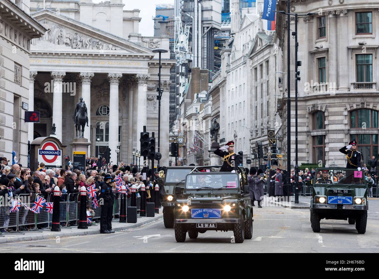 Londres, Royaume-Uni.13 novembre 2021.Les membres de l'honorable Artillerie Company ont vu des salées sur des voitures, pendant le défilé.le spectacle du Lord Mayor remonte au début du XIIIe siècle, lorsque le roi John a autorisé rashly la ville de Londres à nommer son propre maire.Chaque année, le maire nouvellement élu visite la ville en une calèche dorée pour jurer sa loyauté à la Couronne.Cette année, Alderman Vincent Keaveny a été élu 693e maire de la ville de Londres.La parade commence à Mansion House.Crédit : SOPA Images Limited/Alamy Live News Banque D'Images