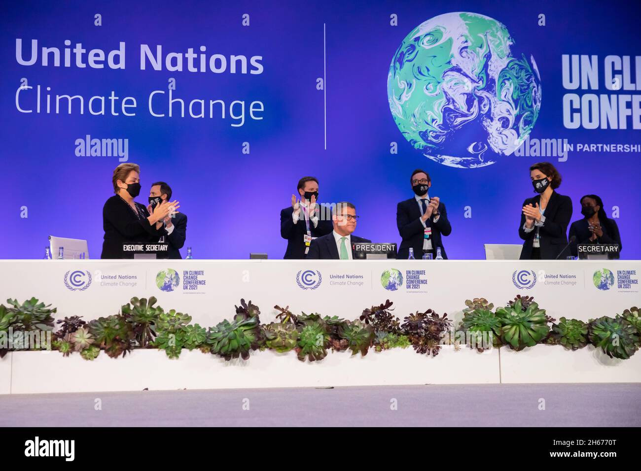 Glasgow, Royaume-Uni.13 novembre 2021.Alok Sharma (M), Président de la COP26, est applaudi lors de la séance plénière de clôture de la COP26 de la Conférence des Nations Unies sur les changements climatiques.Pour la première fois, la Conférence des Nations Unies sur les changements climatiques à Glasgow a appelé les nations du monde à commencer à éliminer progressivement le charbon.Credit: Christoph Soeder/dpa/Alay Live News Banque D'Images