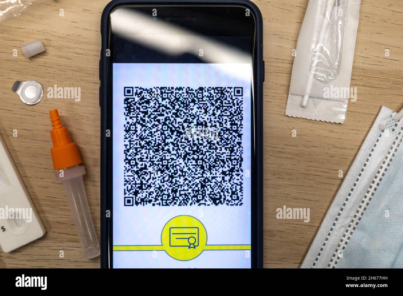 Test et masque de téléphone mobile avec certificat numérique Covid de l'UE Banque D'Images