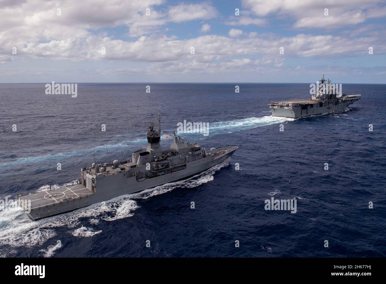 Mer de corail, Australie.27 juillet 2021.La frégate de classe Anzac de la Royal Australian Navy HMAS Ballarat approche le navire d'assaut amphibie USS America de la Marine américaine pour le ravitaillement en carburant pendant l'exercice Talisman Sabre le 27 juillet 2021 dans la mer de Corail.Crédit : MC2 Vincent Zline/États-UnisNavy/Alamy Live News Banque D'Images