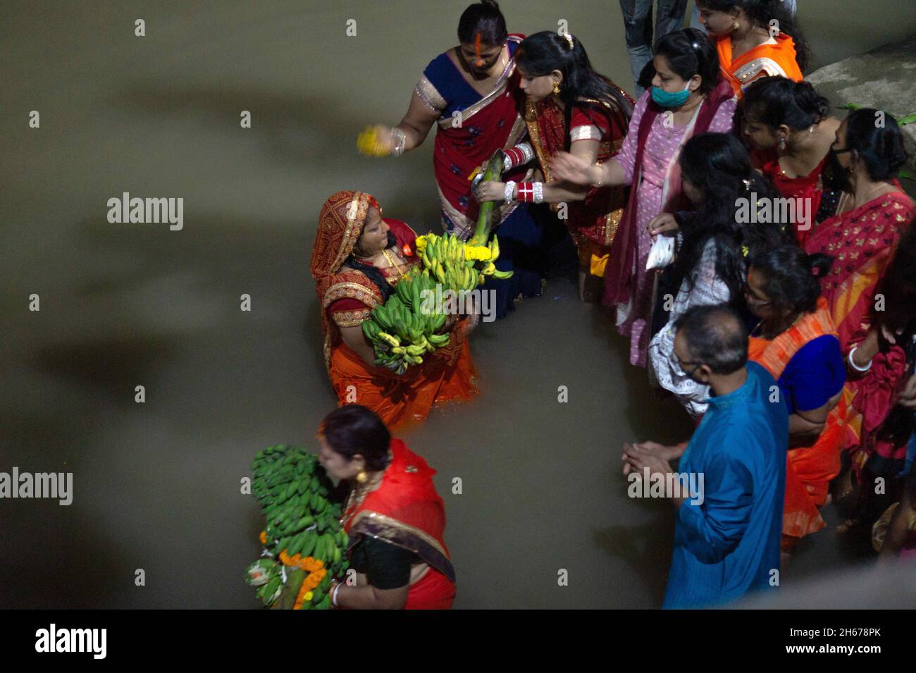 Kolkata, Bengale occidental, Inde.10 novembre 2021.Chhath puja est dédié au Dieu du soleil Surya.Le soleil est le dieu visible pour chaque être, est la base de la vie de toutes les créatures sur terre.(Credit image: © Arnab Dutta/Pacific Press via ZUMA Press Wire) Banque D'Images